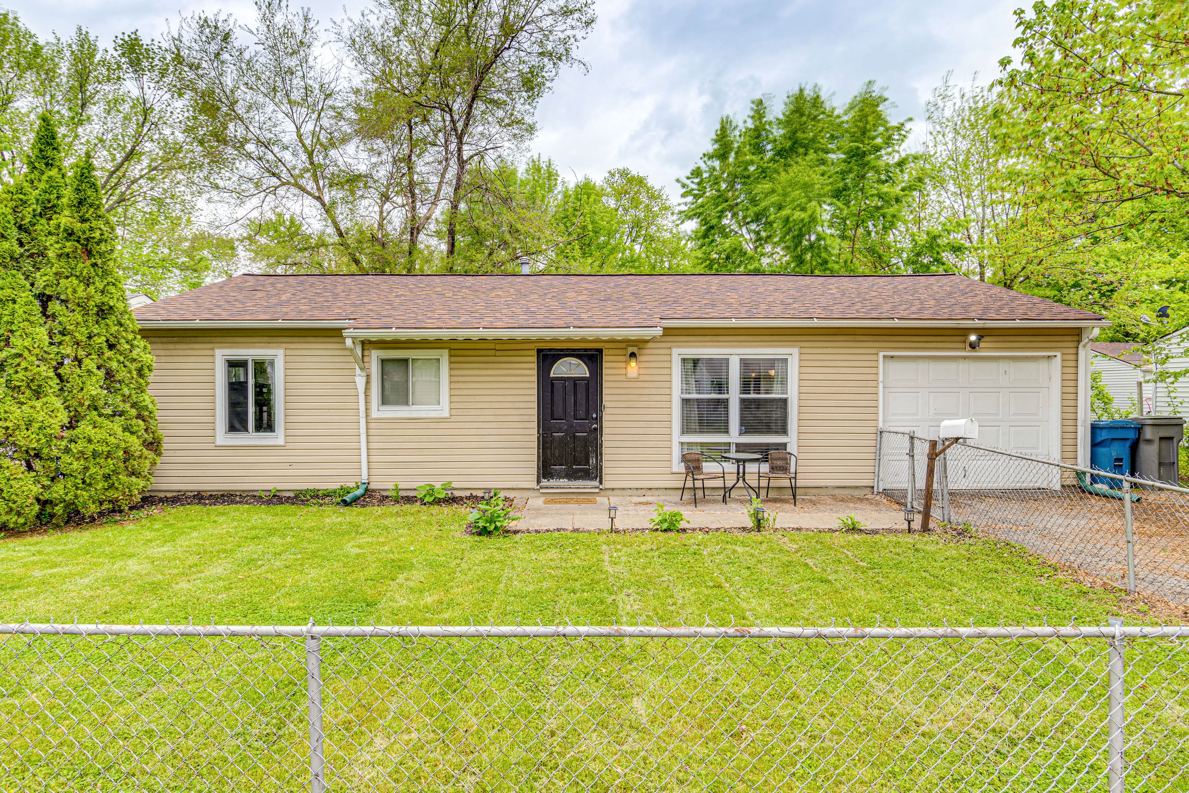 Indianapolis Vacation Rental | 2BR | 1BA | 900 Sq Ft | 1 Step to Enter