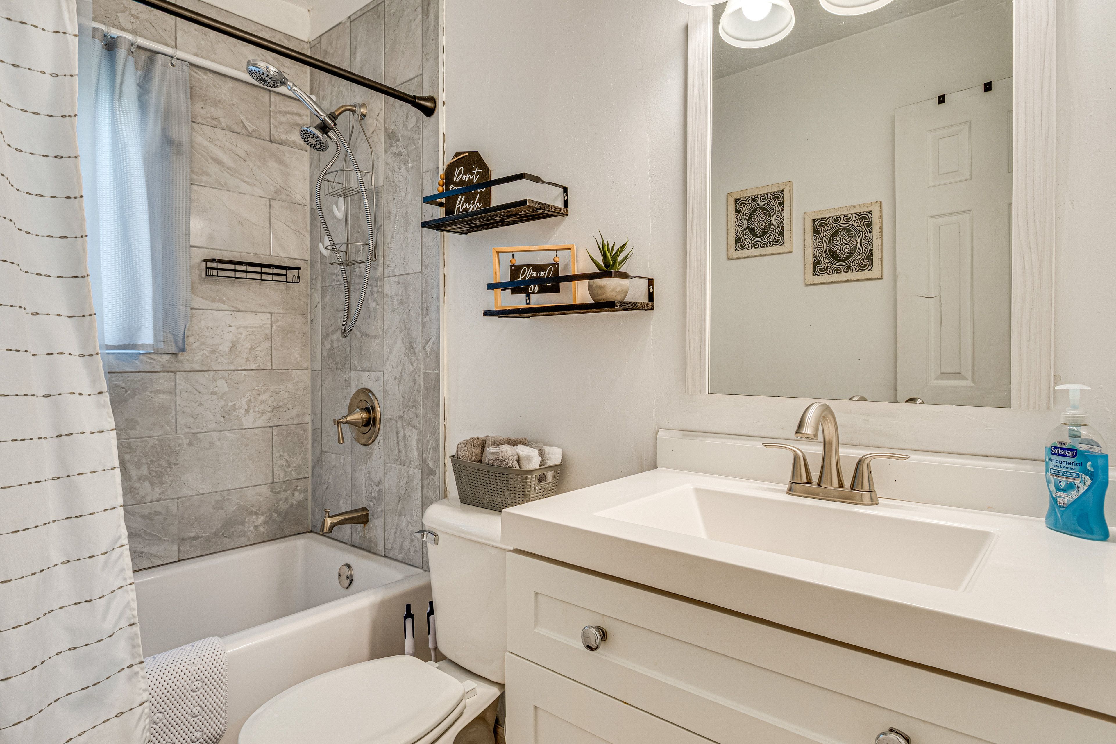 Full Bathroom | Complimentary Toiletries | Towels Provided