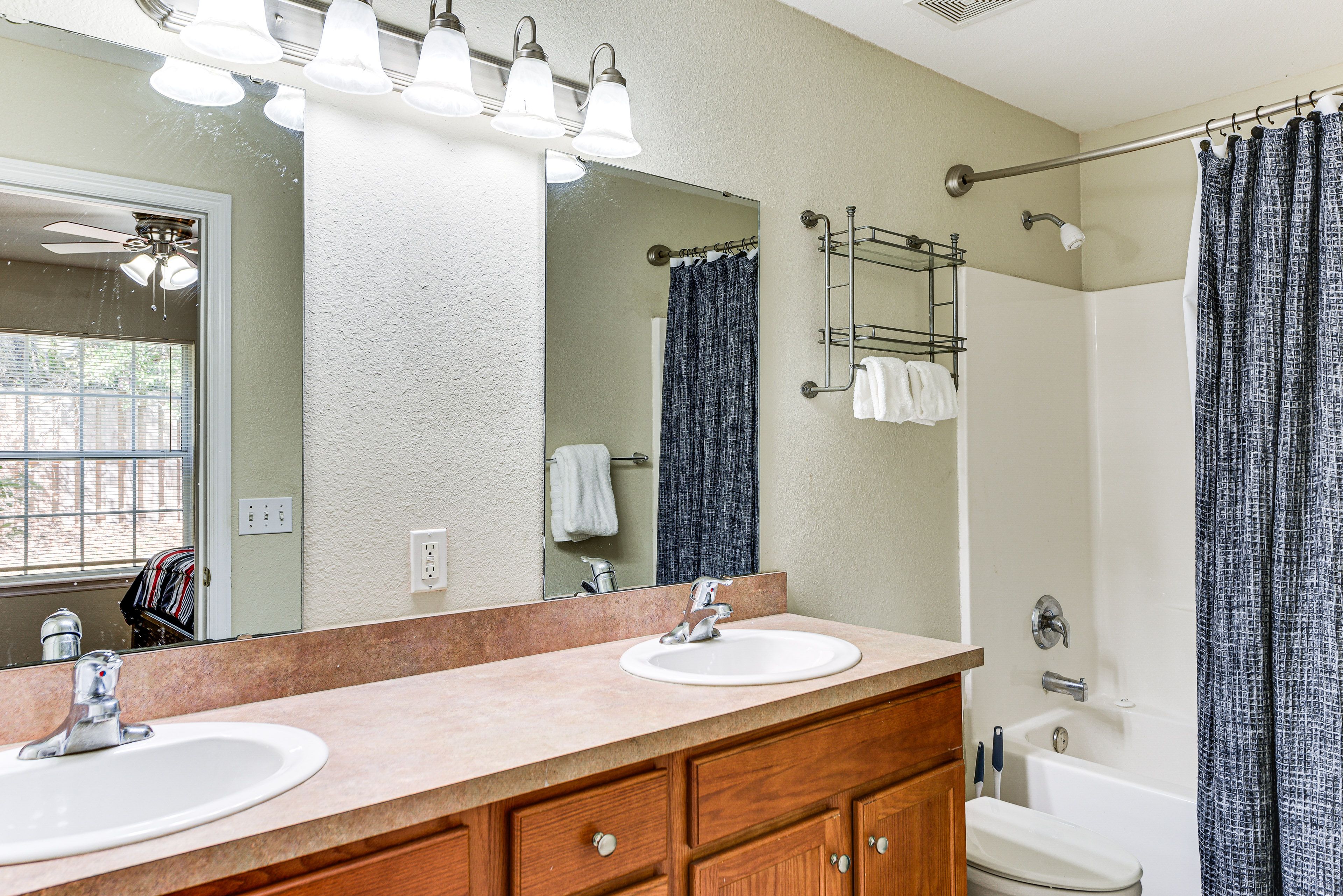 En-Suite Bathroom | Towels & Linens Provided | 1st Floor