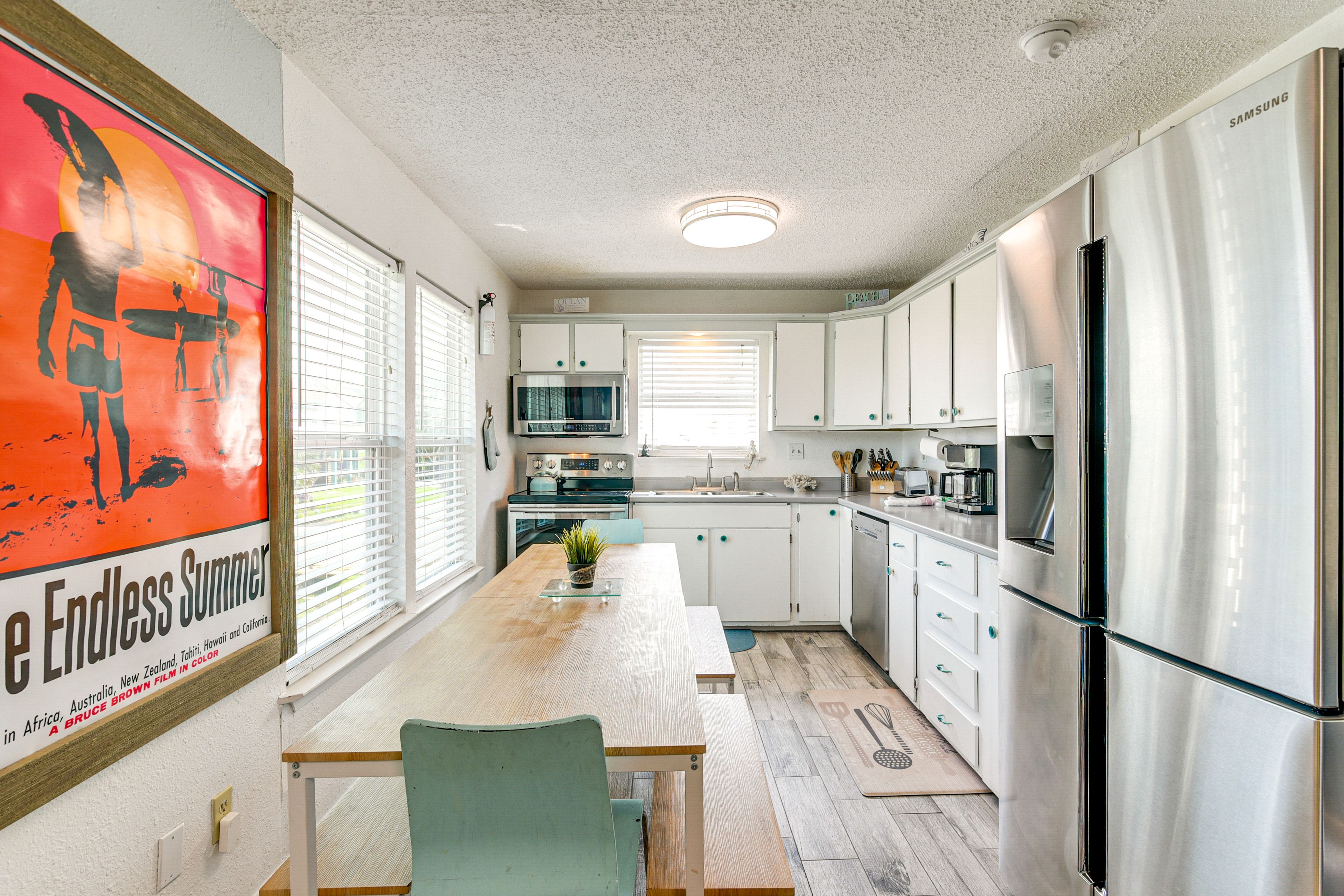 Dining Area | Dishware/Flatware Provided