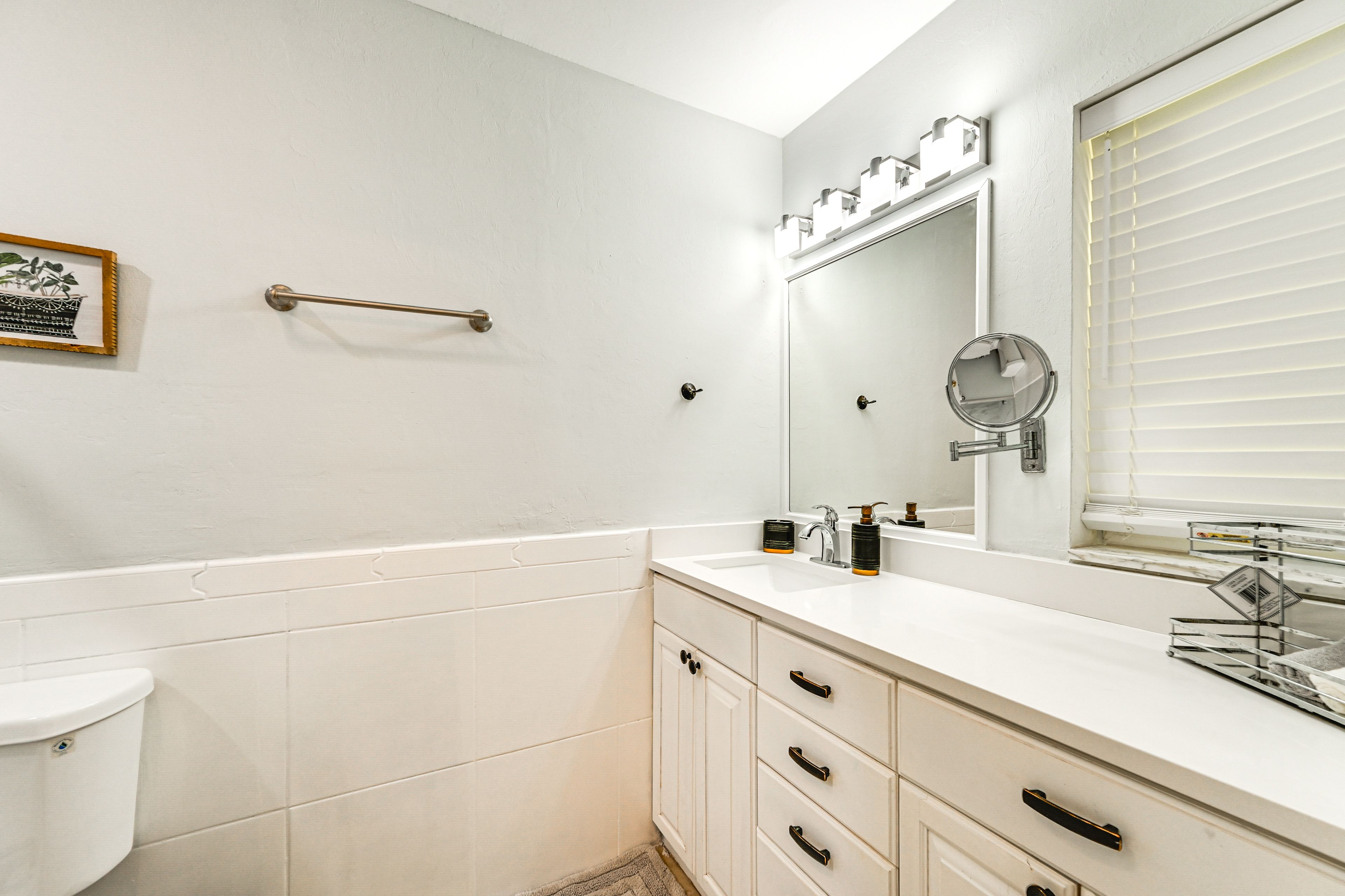Full Bathroom | Towels Provided