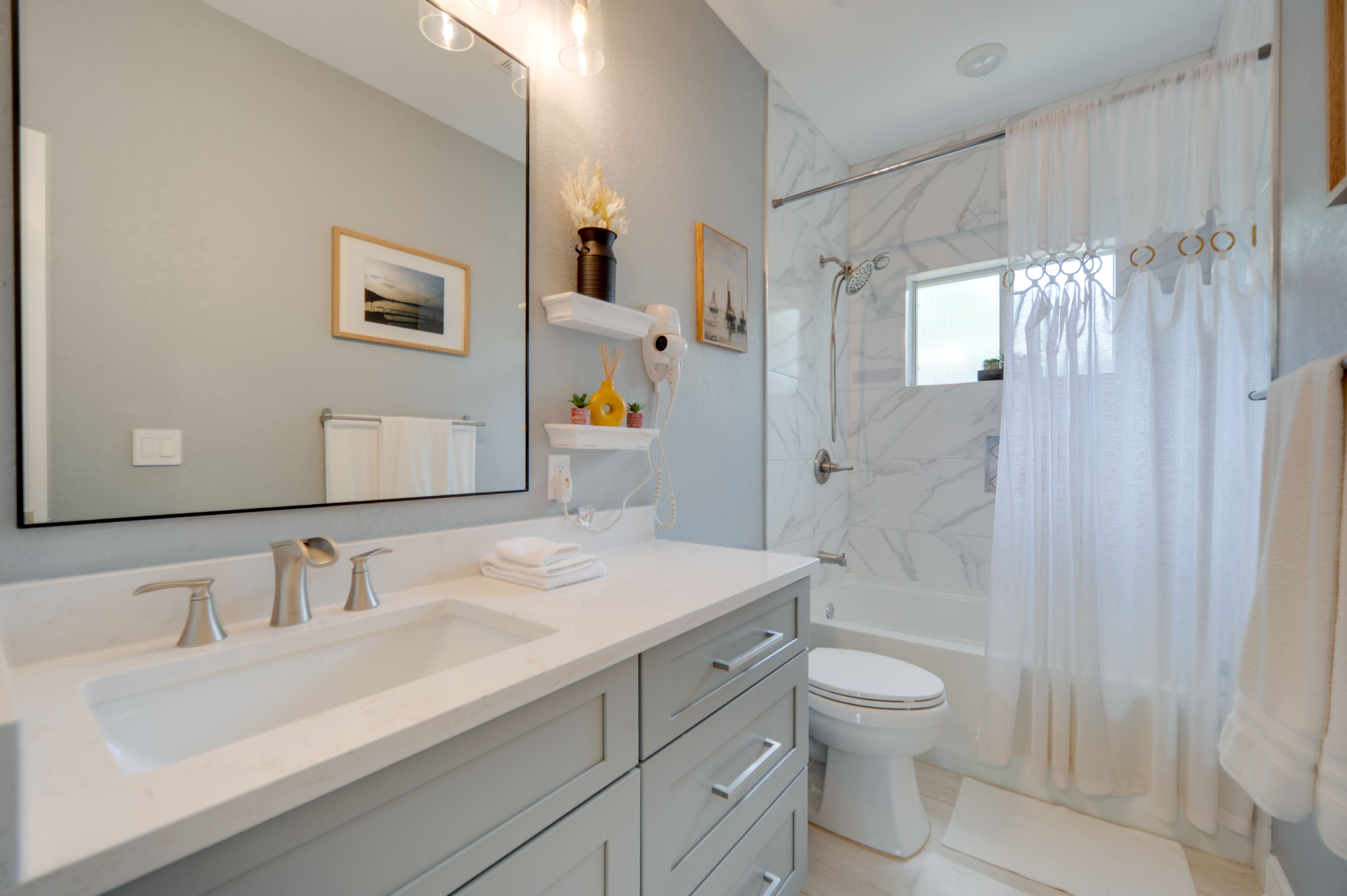 Full Bathroom | 1st Floor | Towels Provided
