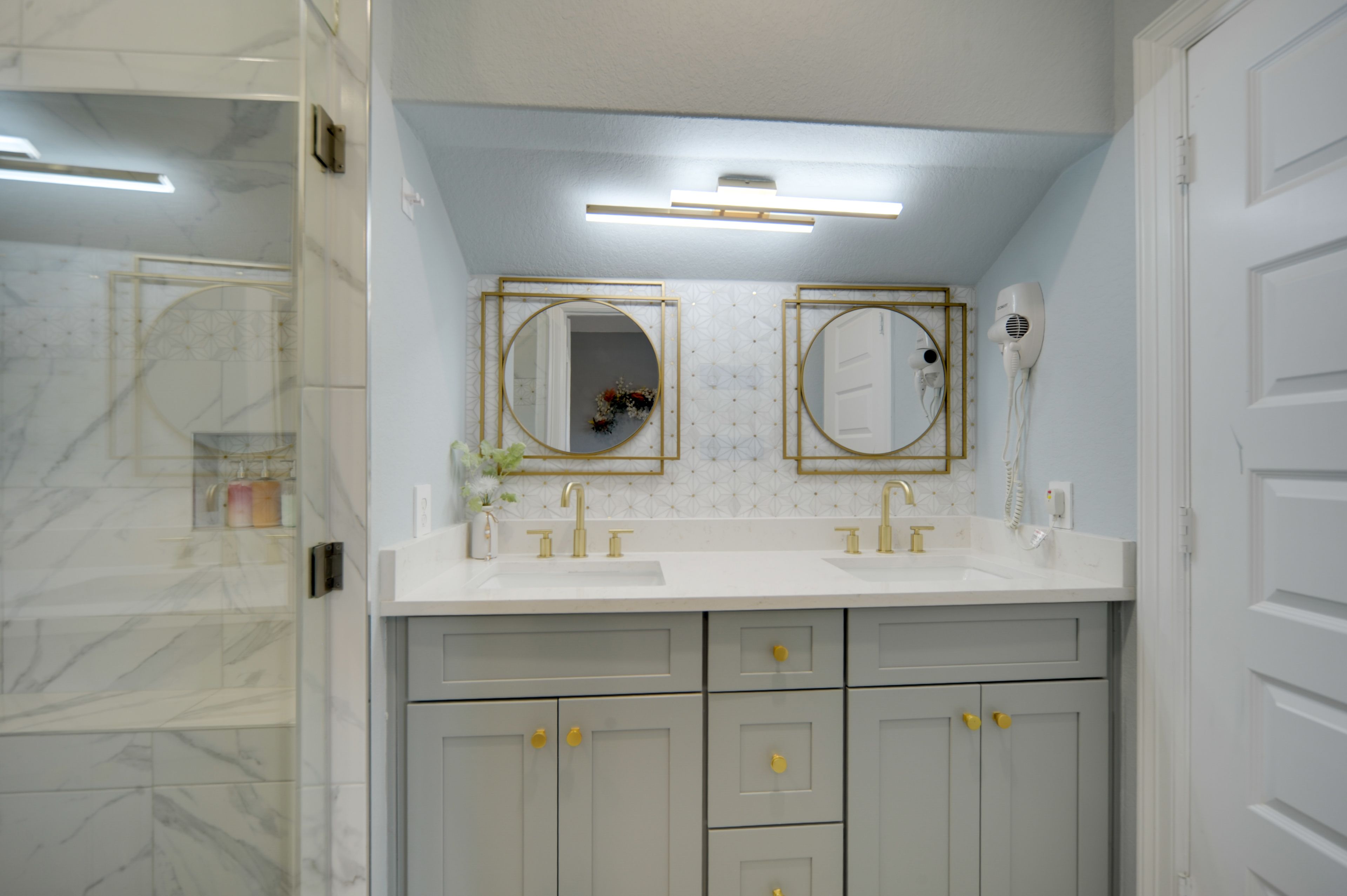 Full Bathroom | 2nd Floor | Towels Provided
