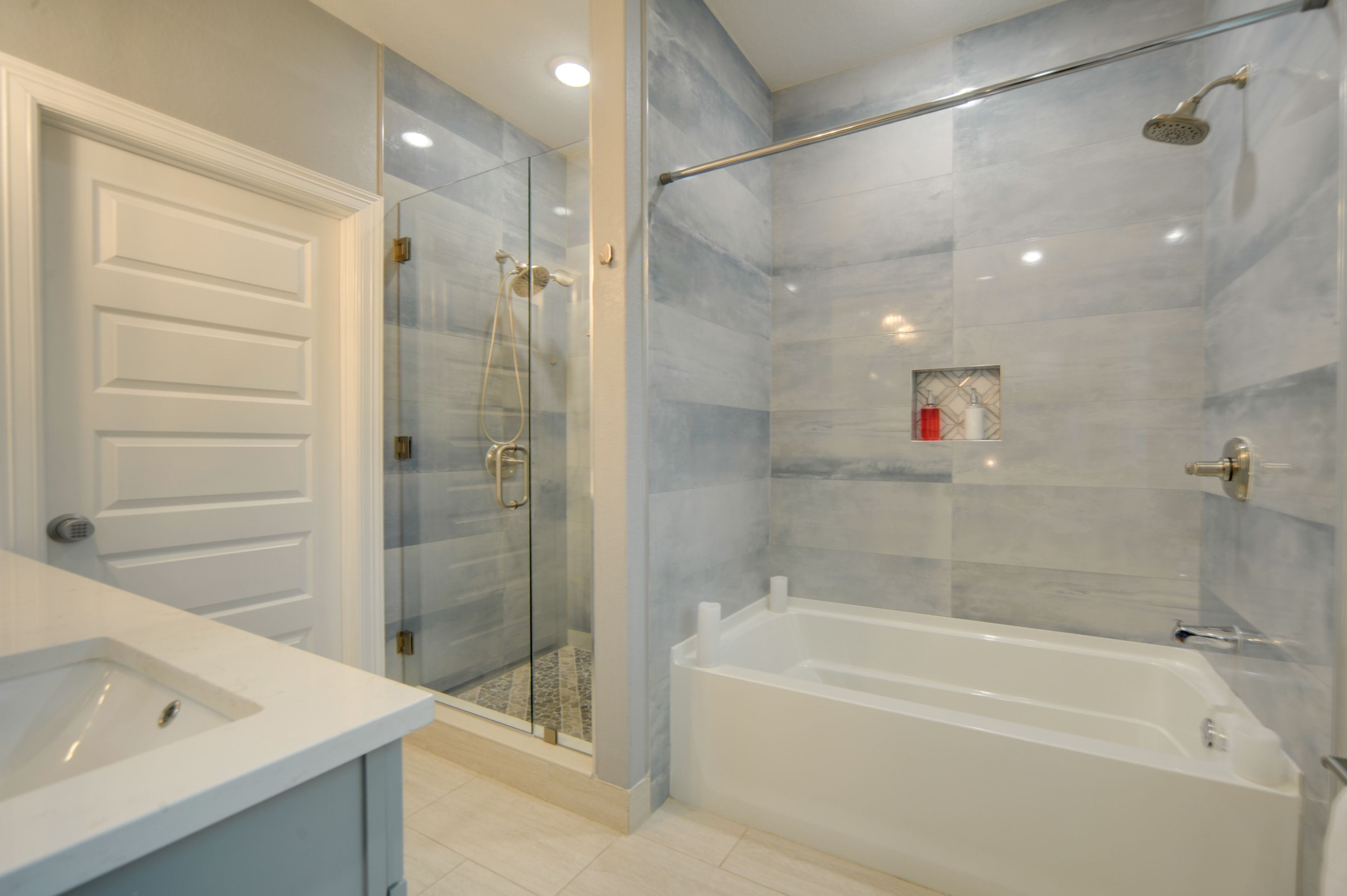 Full Bathroom | 1st Floor | Towels Provided