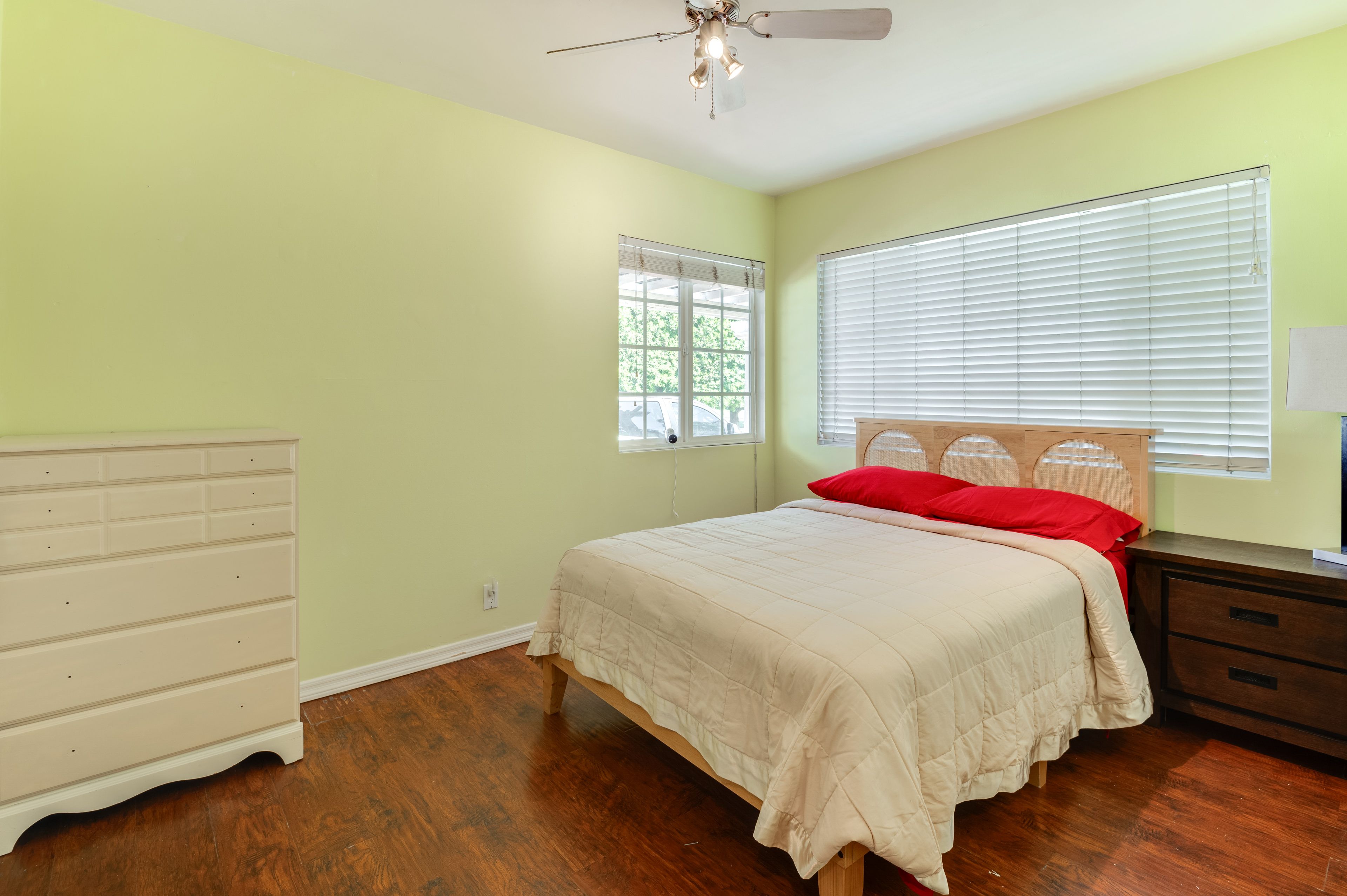 Bedroom 1 | Queen Bed