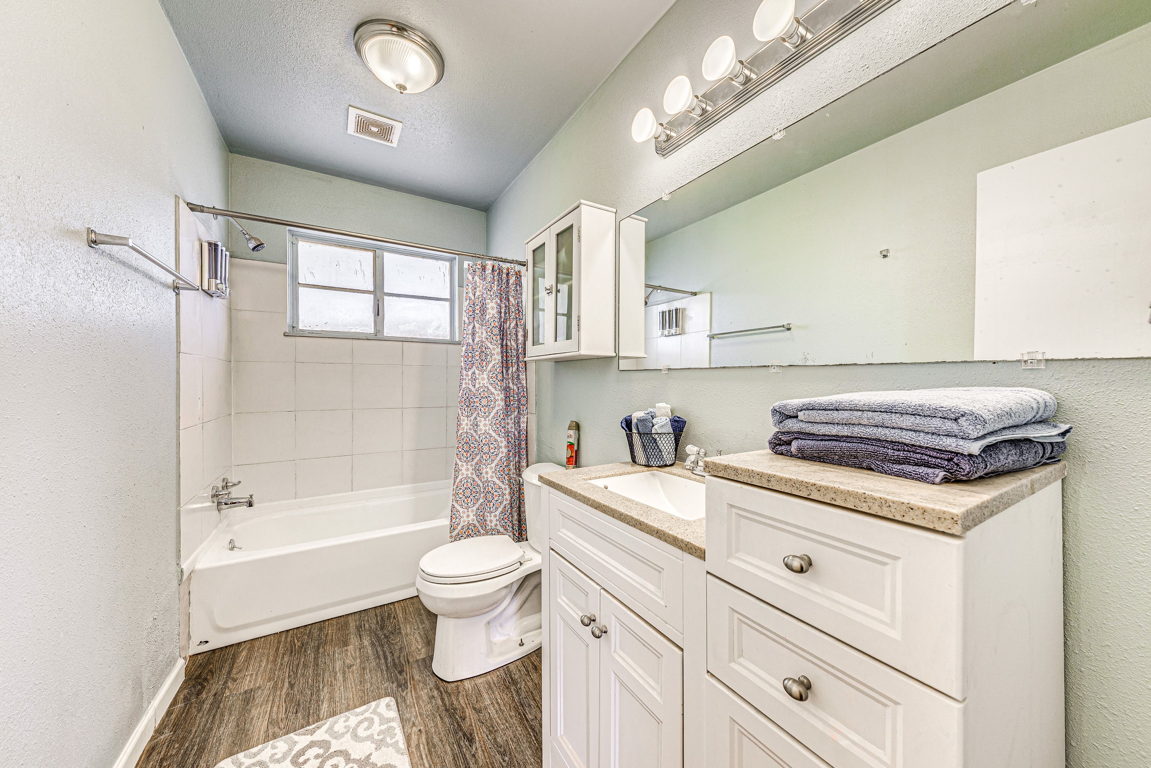 Full Bathroom | Towels Provided