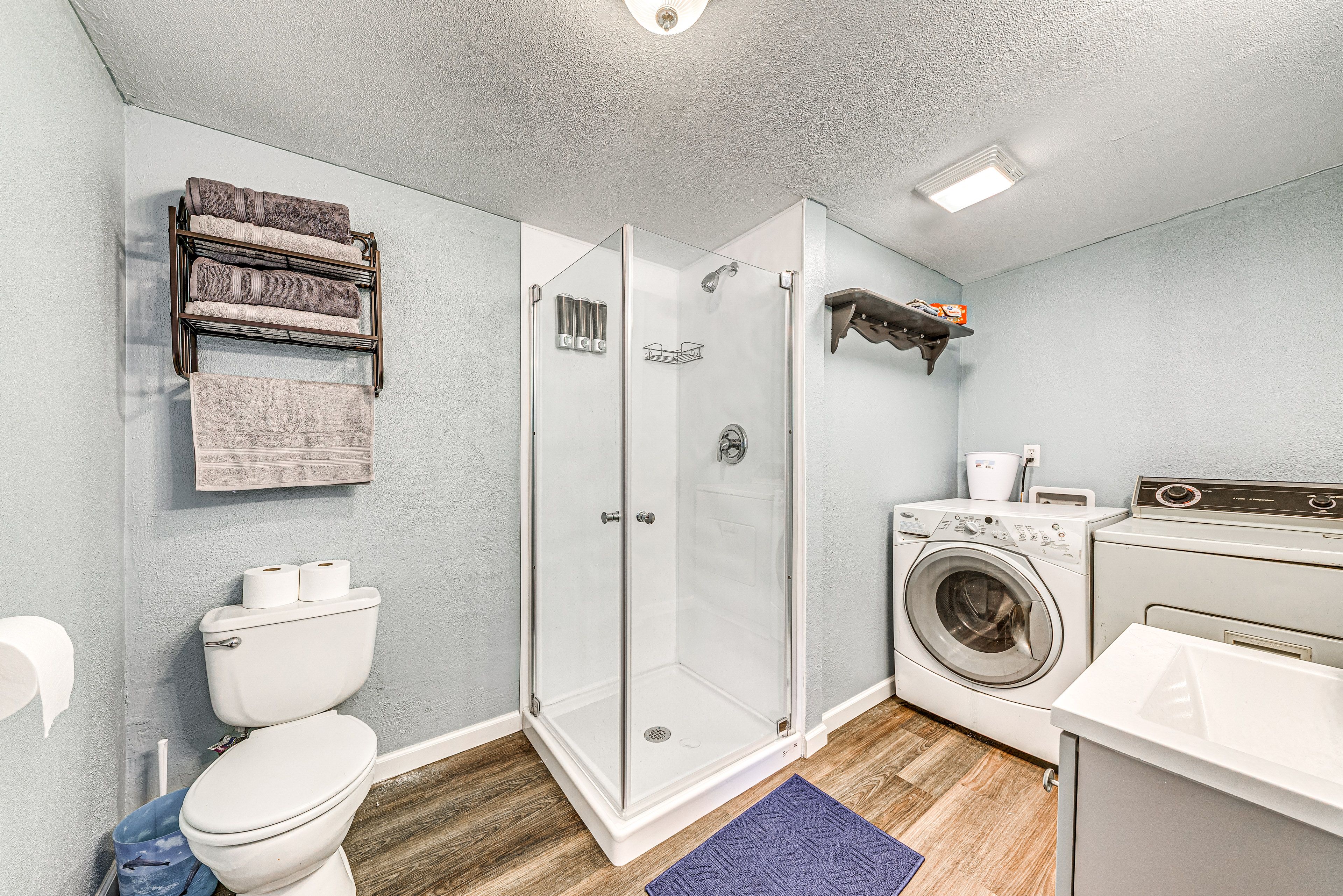 Full Bathroom | Towels Provided | Washer & Dryer