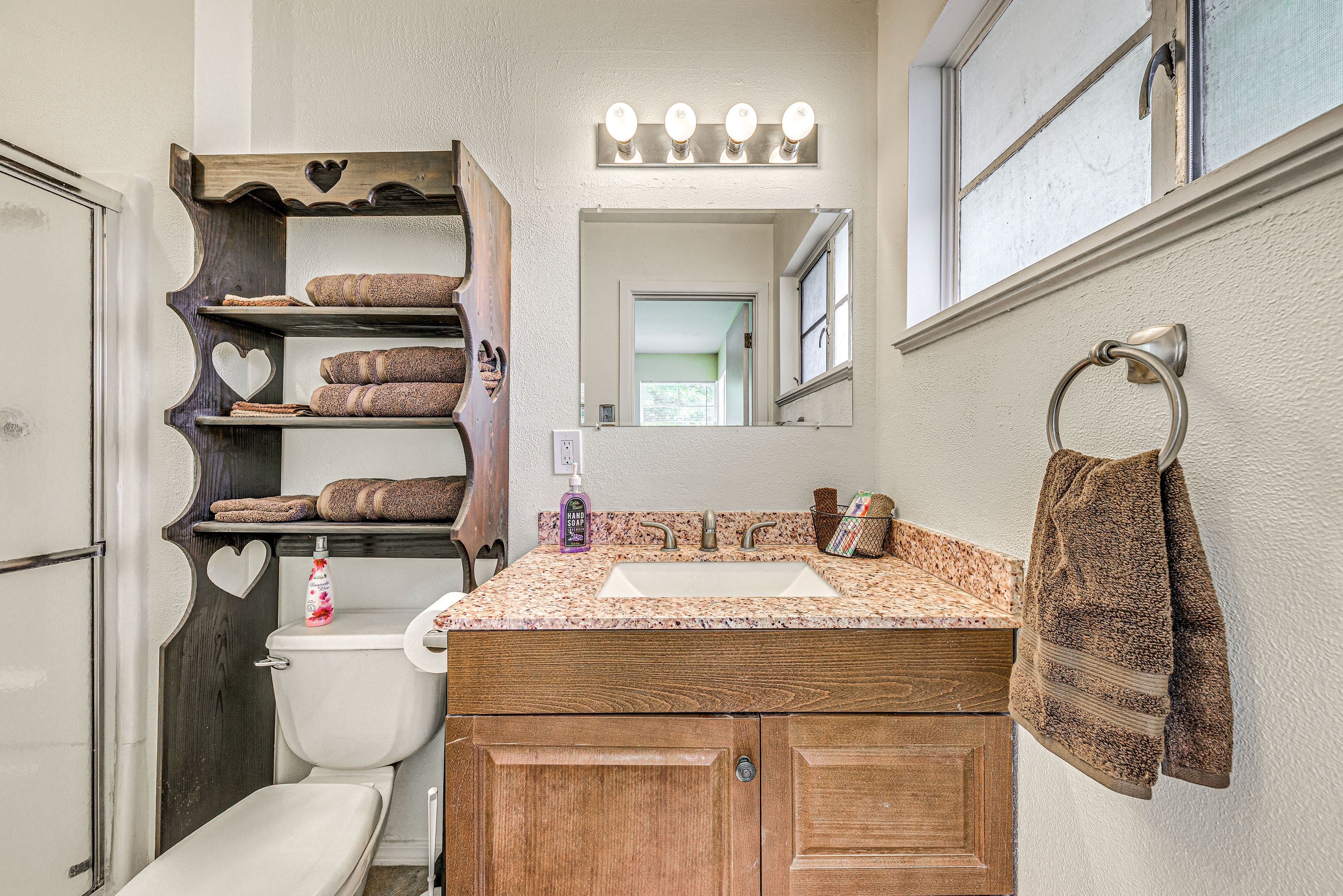 Full Bathroom | Towels Provided