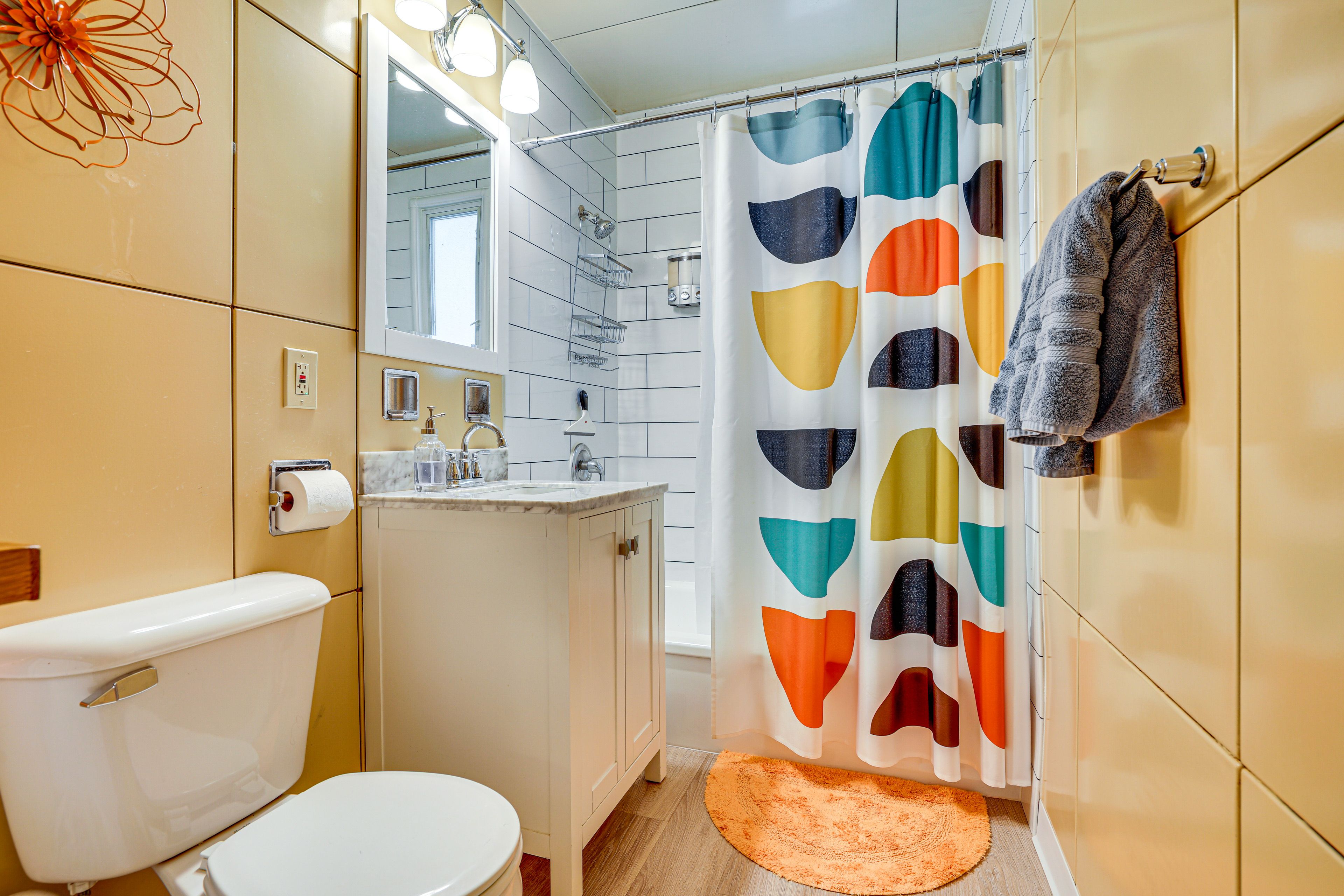 Full Bathroom | Towels Provided