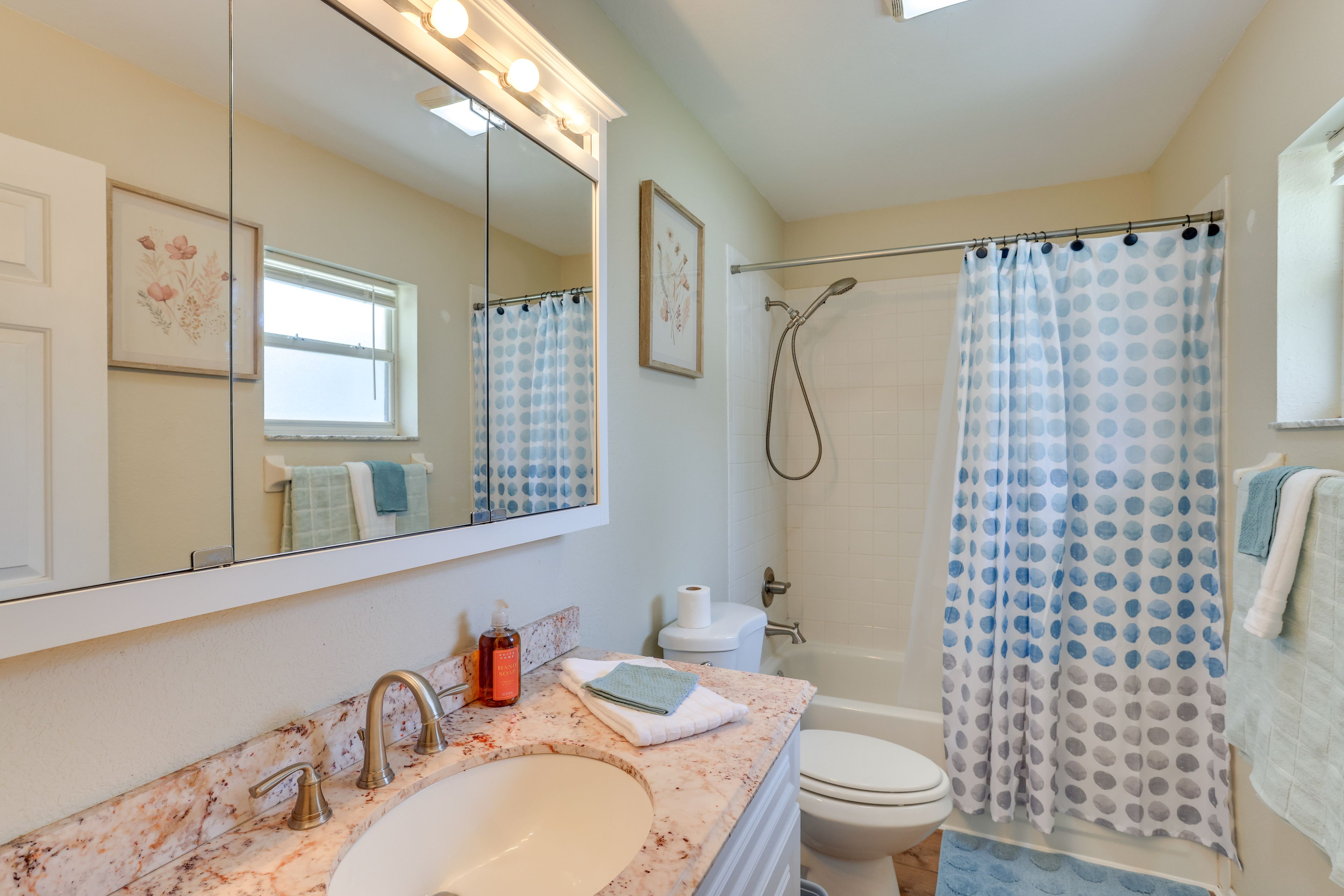 Full Bathroom | Towels Provided
