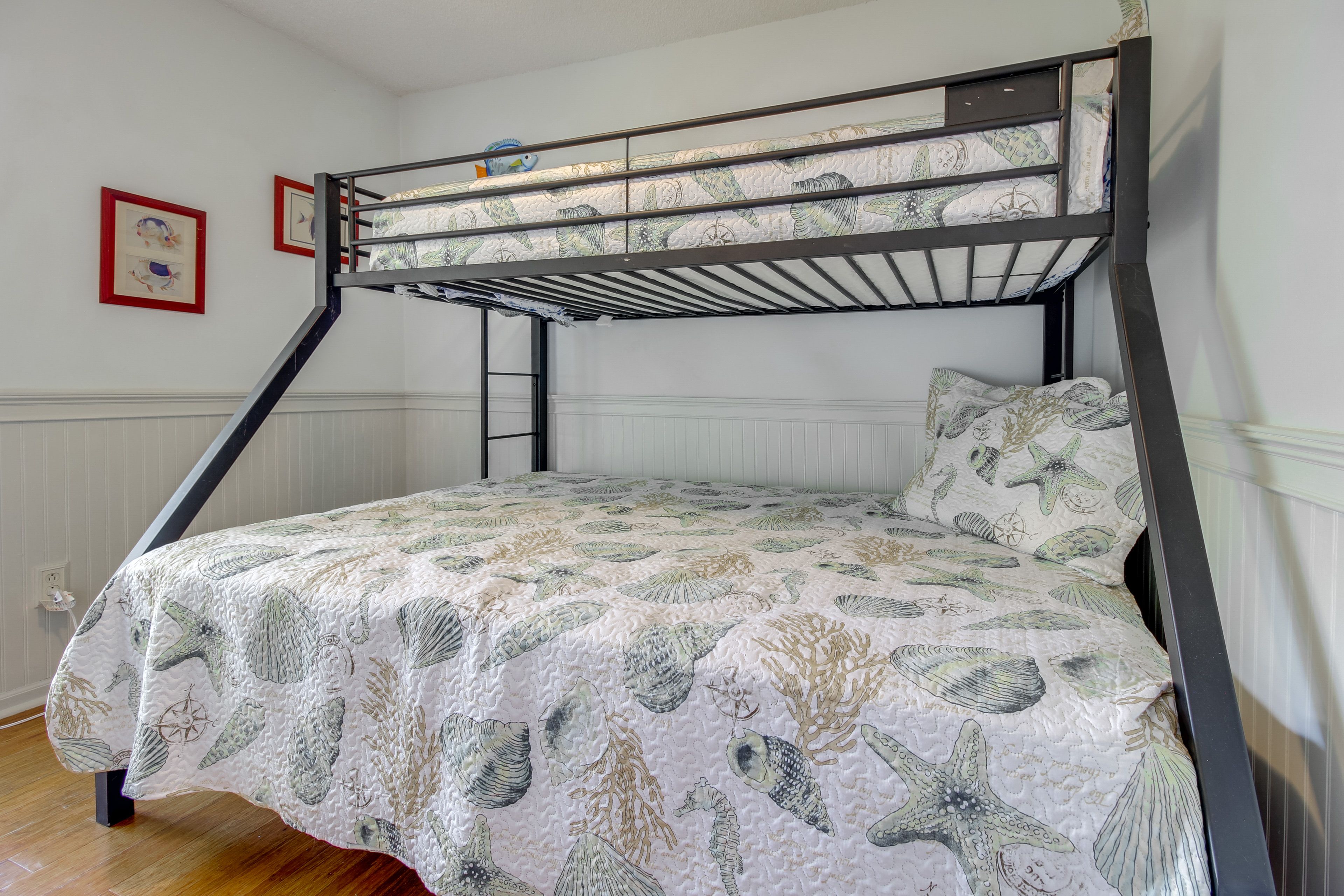 Bedroom 2 | Bunk Bed (Twin/Queen)