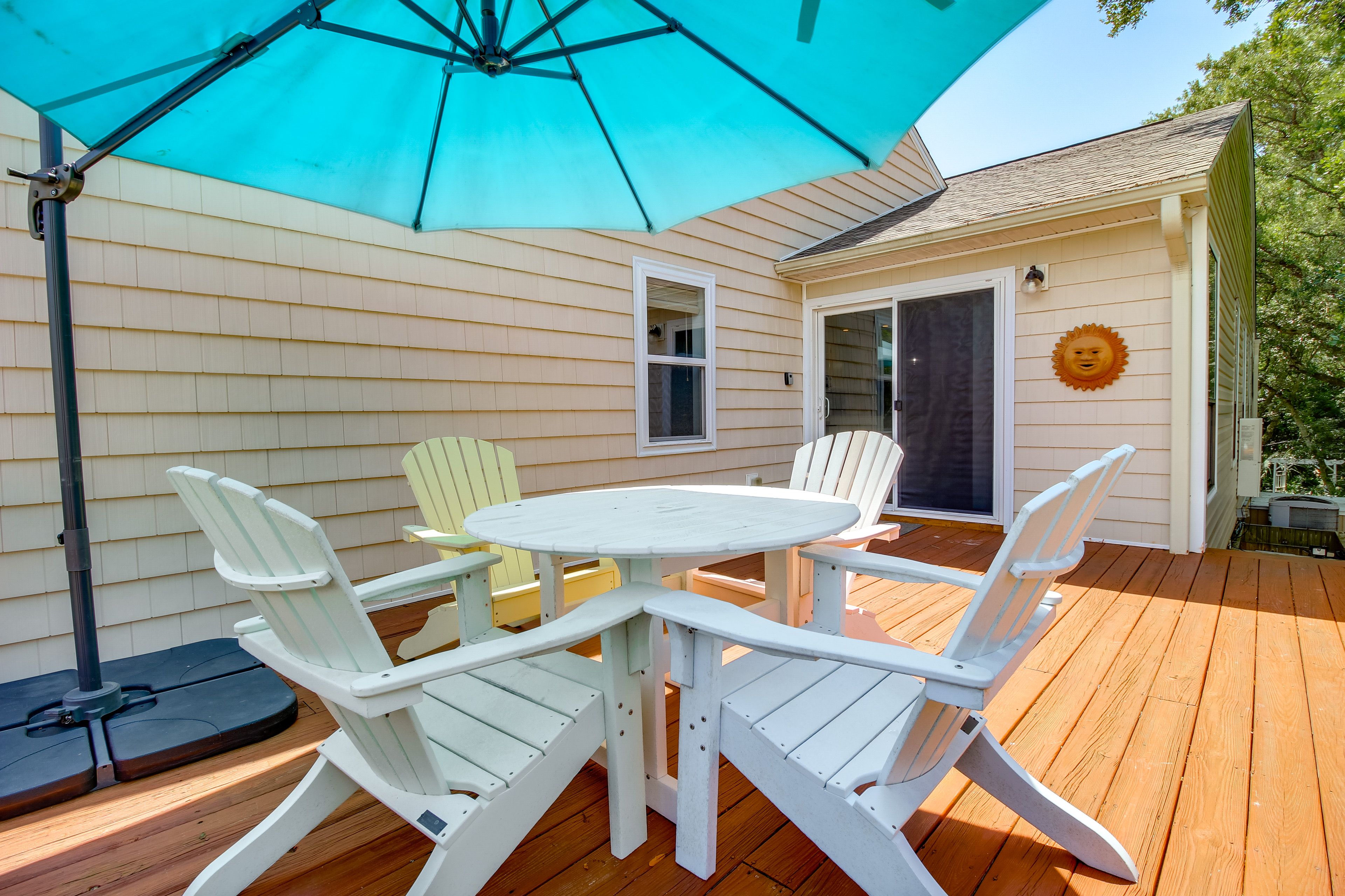 Front Deck | Outdoor Dining Set | Kayaks & Beach Gear Provided