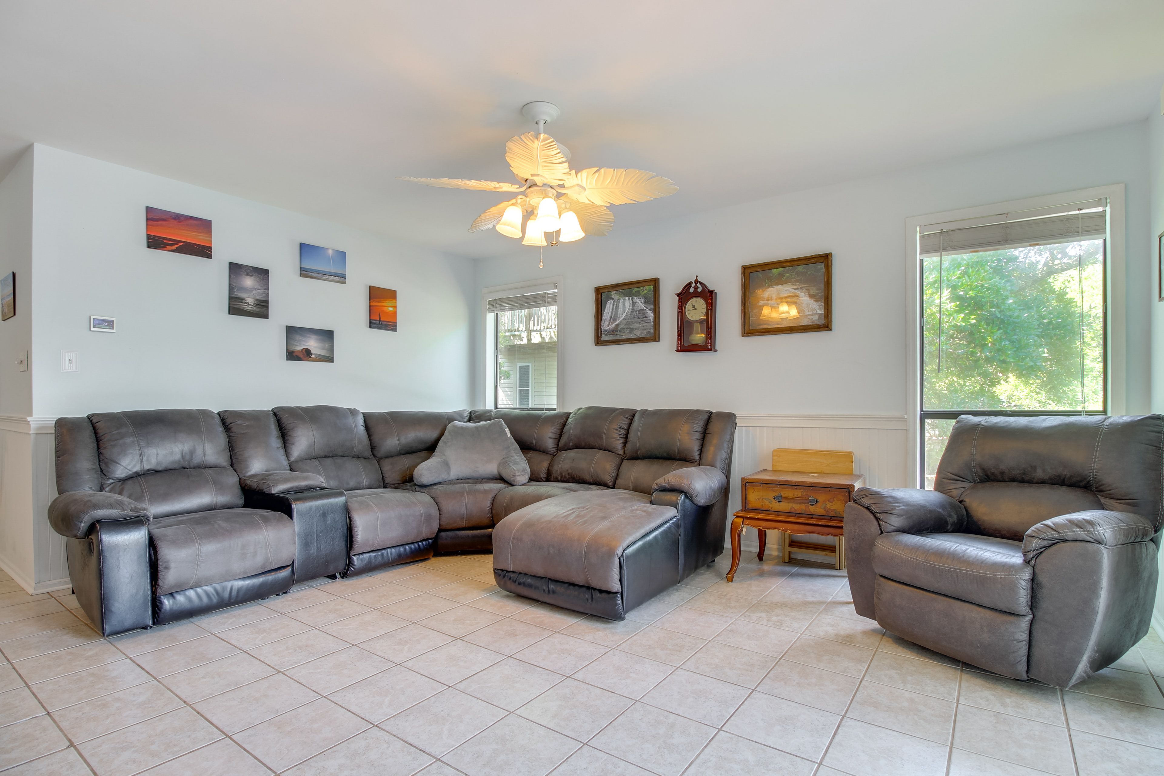 Living Room | Smart TV | Free WiFi | Central Heating & A/C