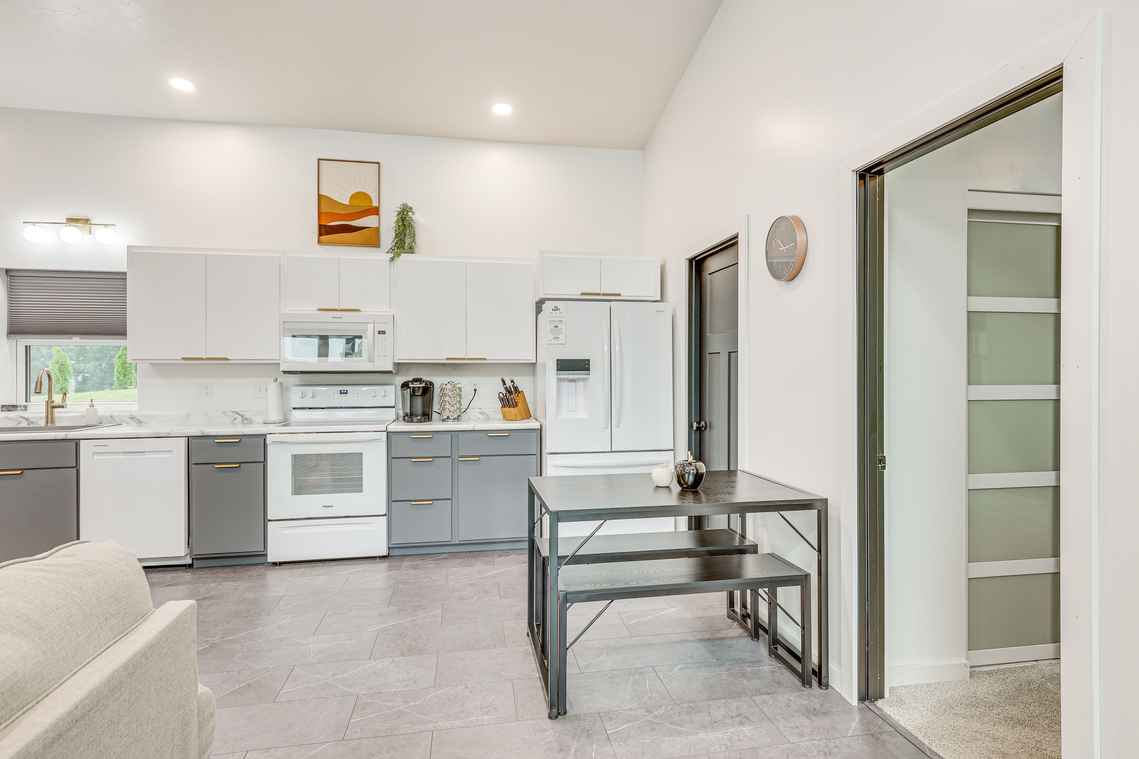 Kitchen | Dining Table | Single-Serve Coffee Maker