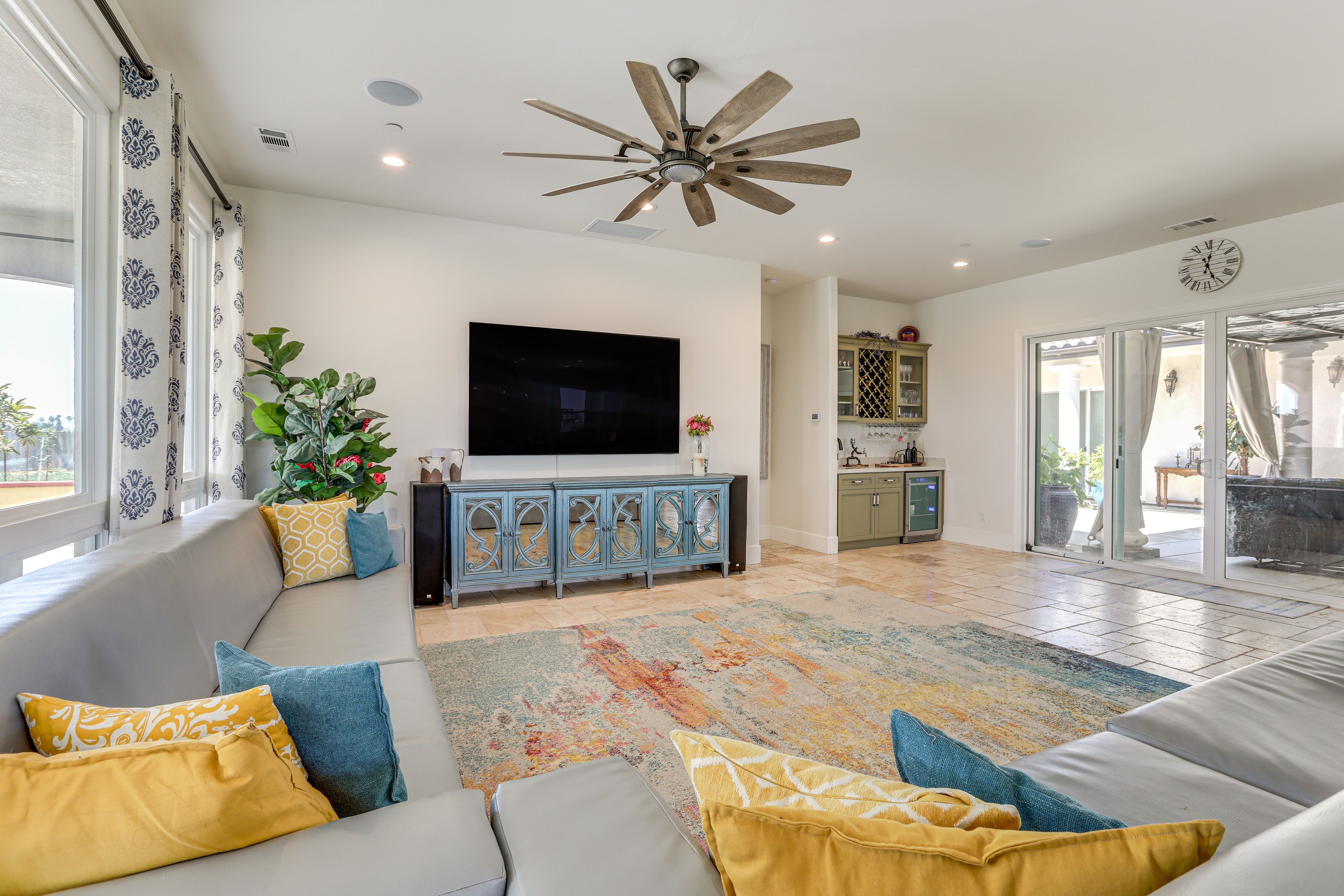Living Room | Free WiFi | Smart TV | Central A/C