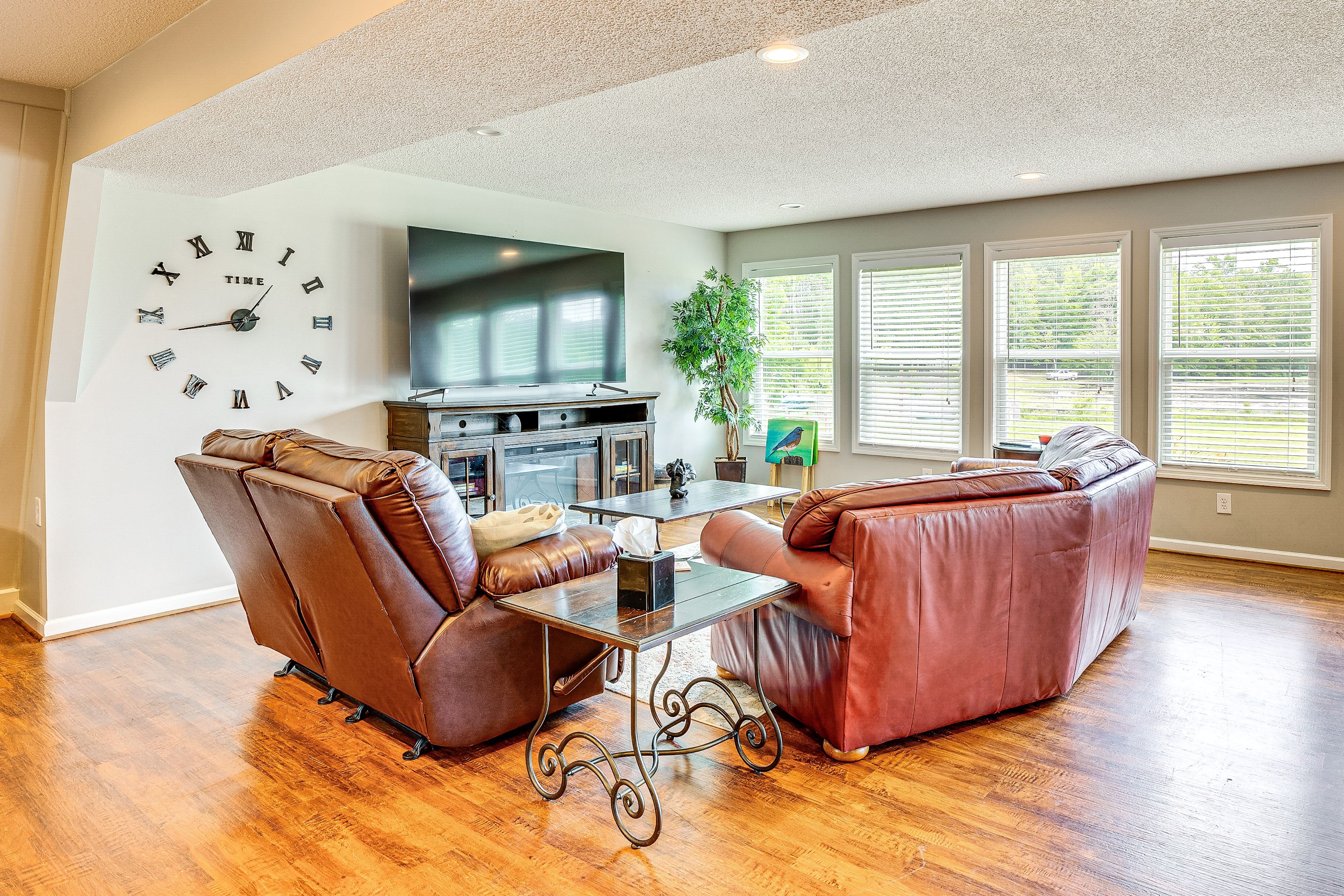 Living Room | 1st Floor | Free WiFi | Smart TV | Electric Fireplace