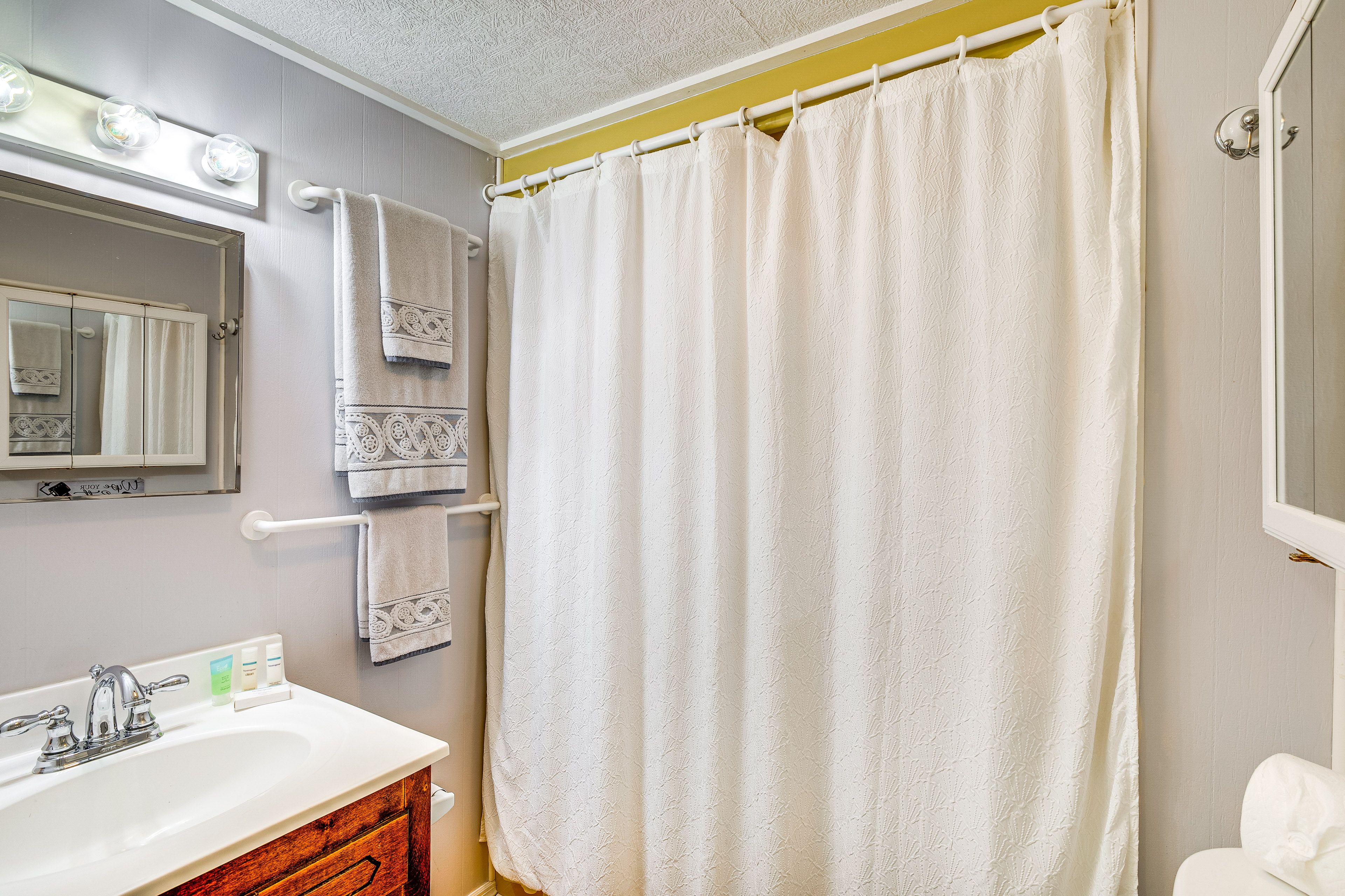 Full Bathroom | 2nd Floor | Complimentary Toiletries