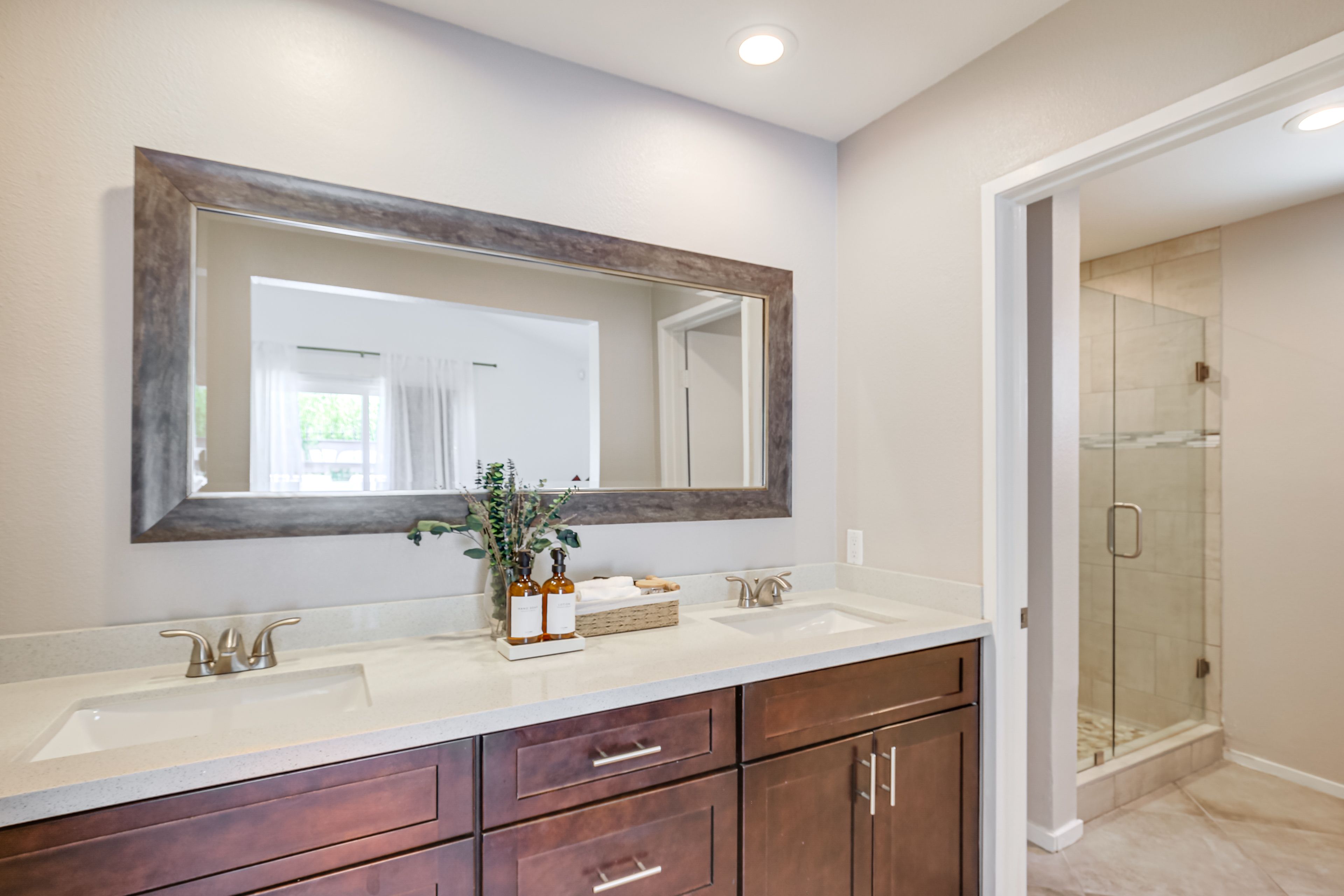 Full Bathroom | Towels Provided