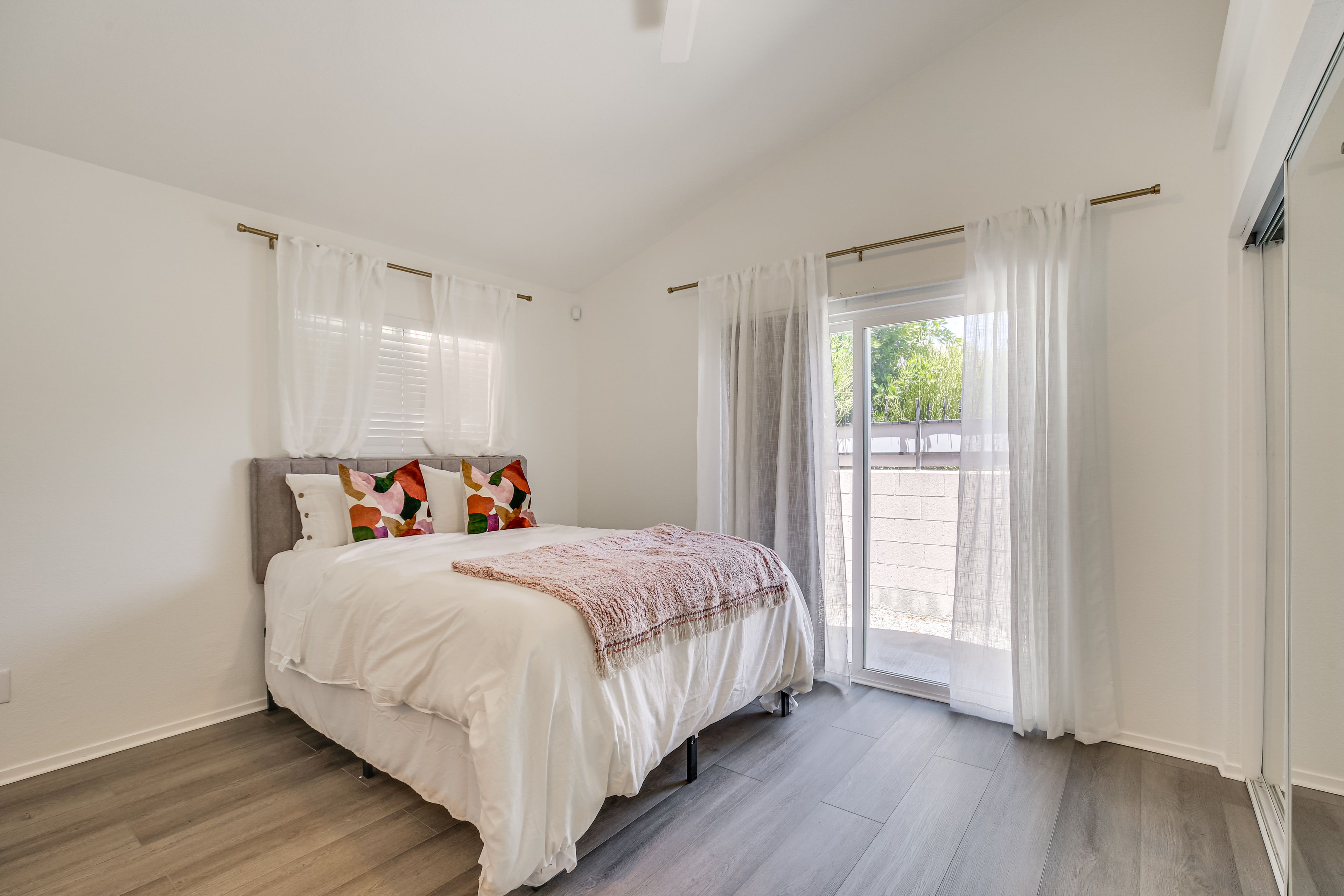 Bedroom 1 | Queen Bed