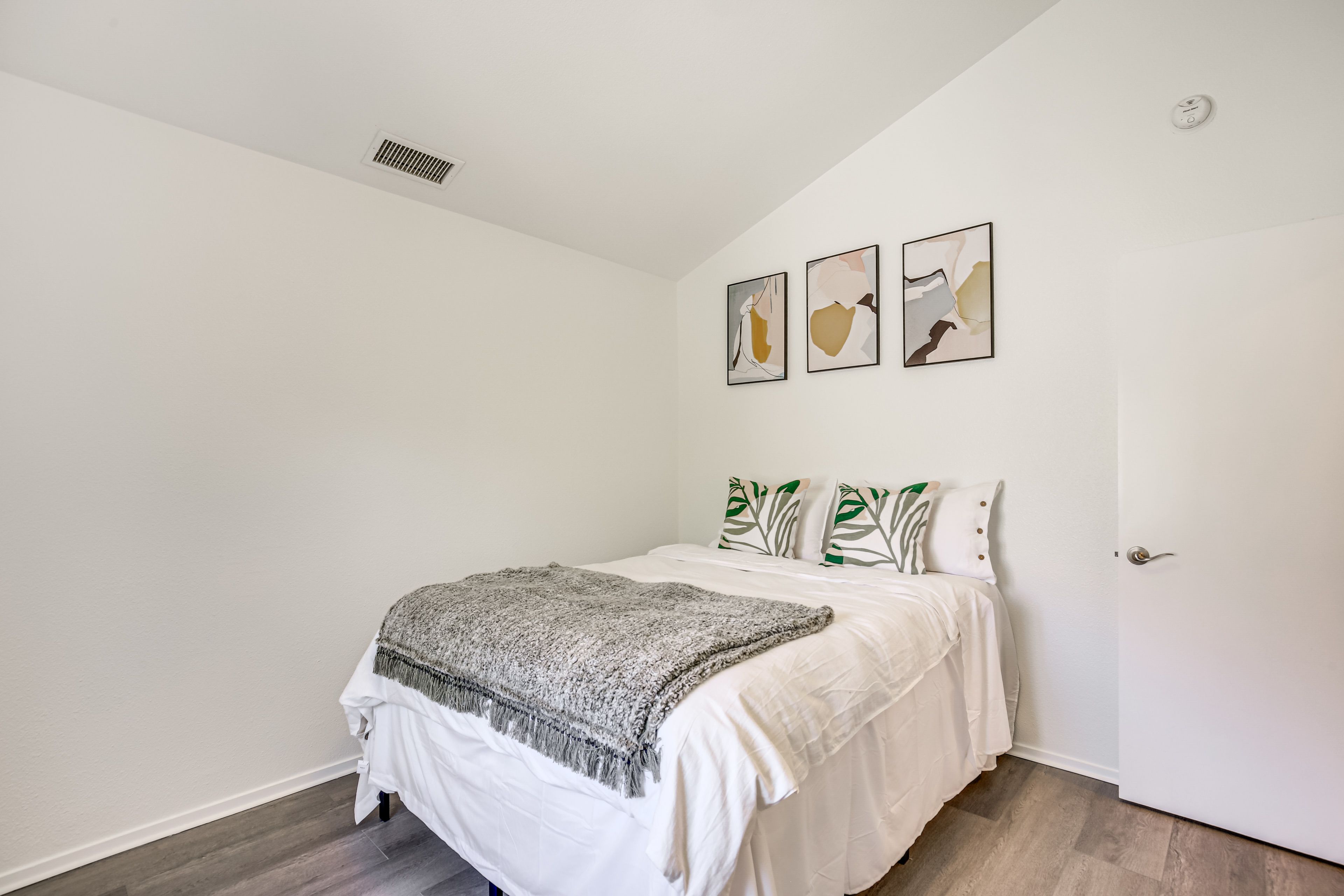 Bedroom 2 | Queen Bed