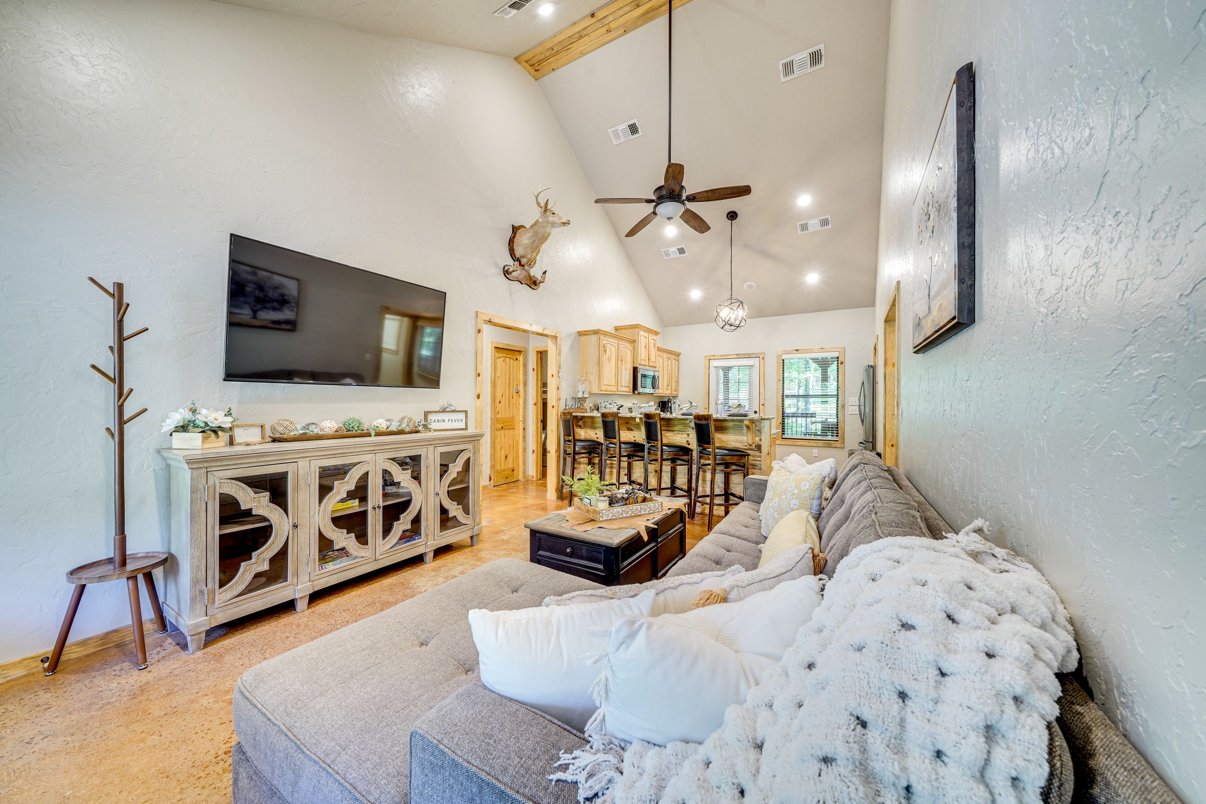 Living Room | Central A/C & Heat | Free WiFi | Smart TV
