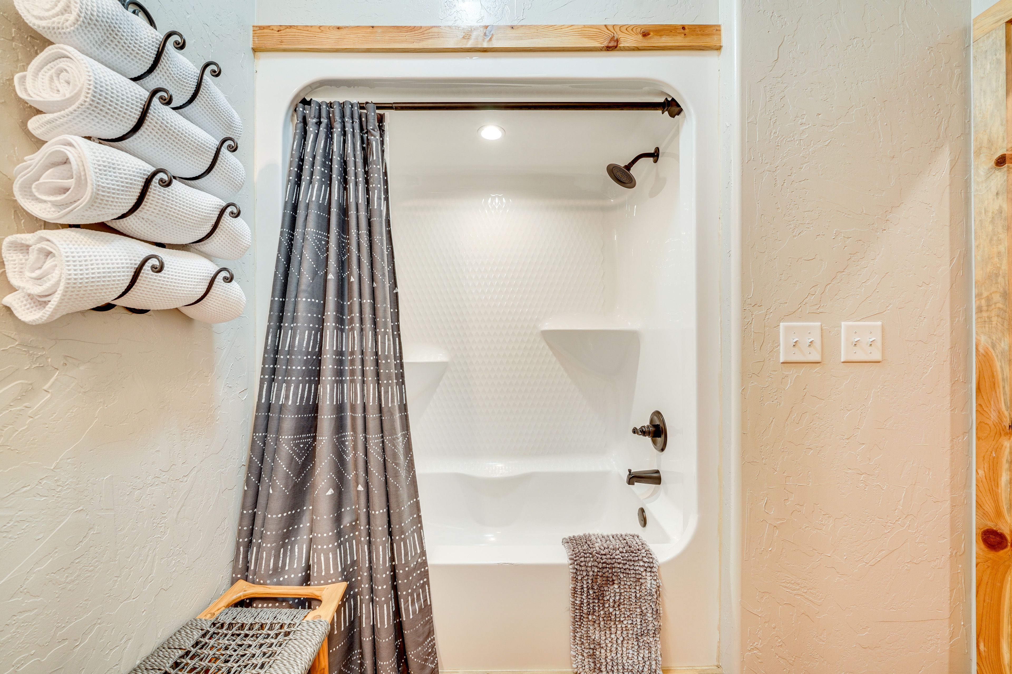 Full Bathroom | Shower/Tub Combo