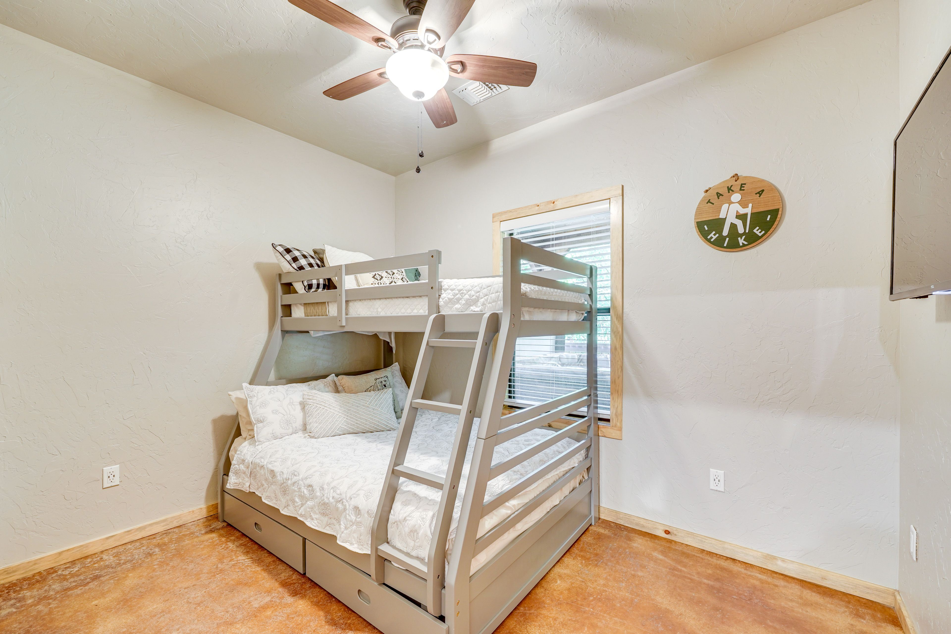 Bedroom 3 | Twin/Full Bunk Bed