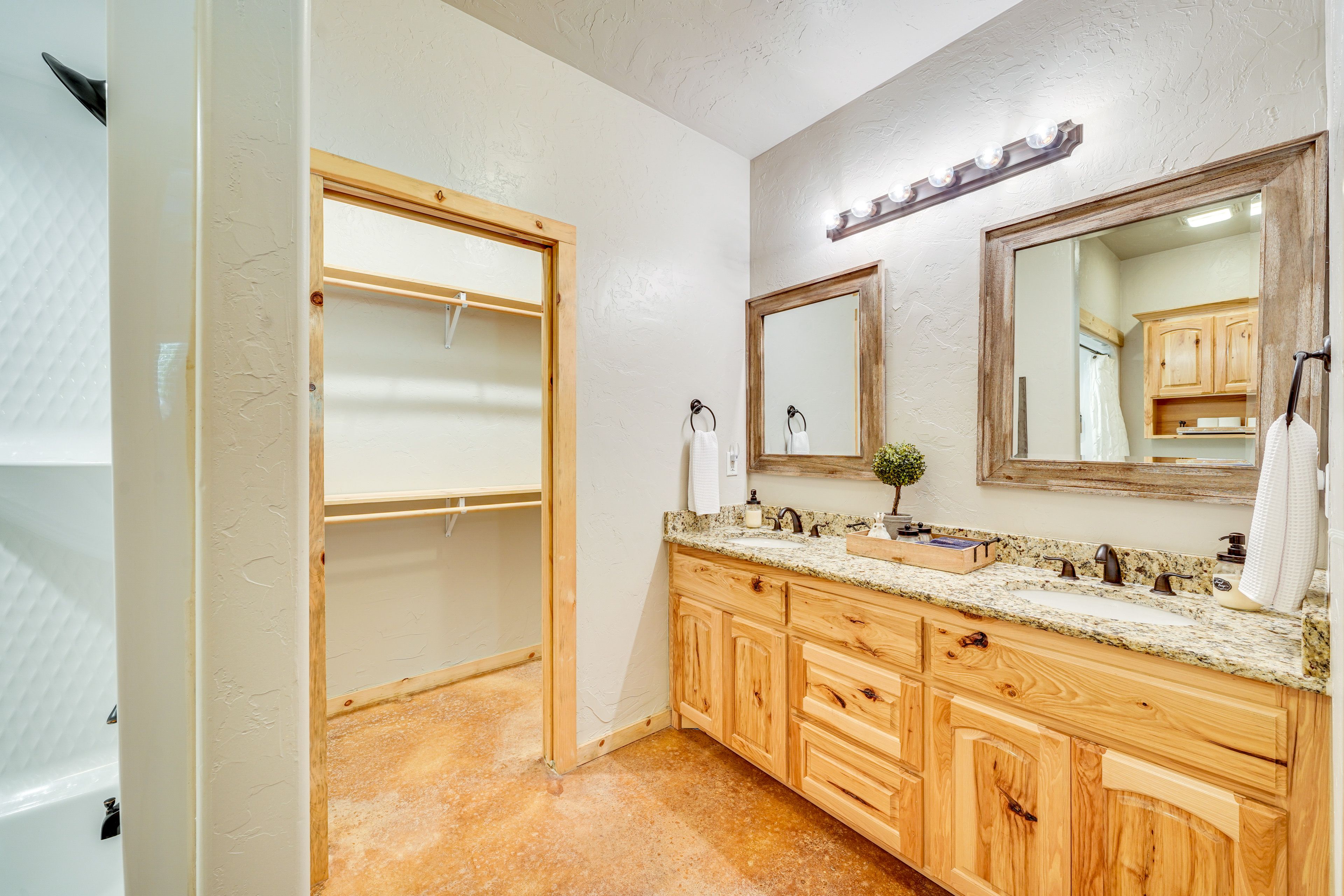 Full Bathroom | Towels Provided