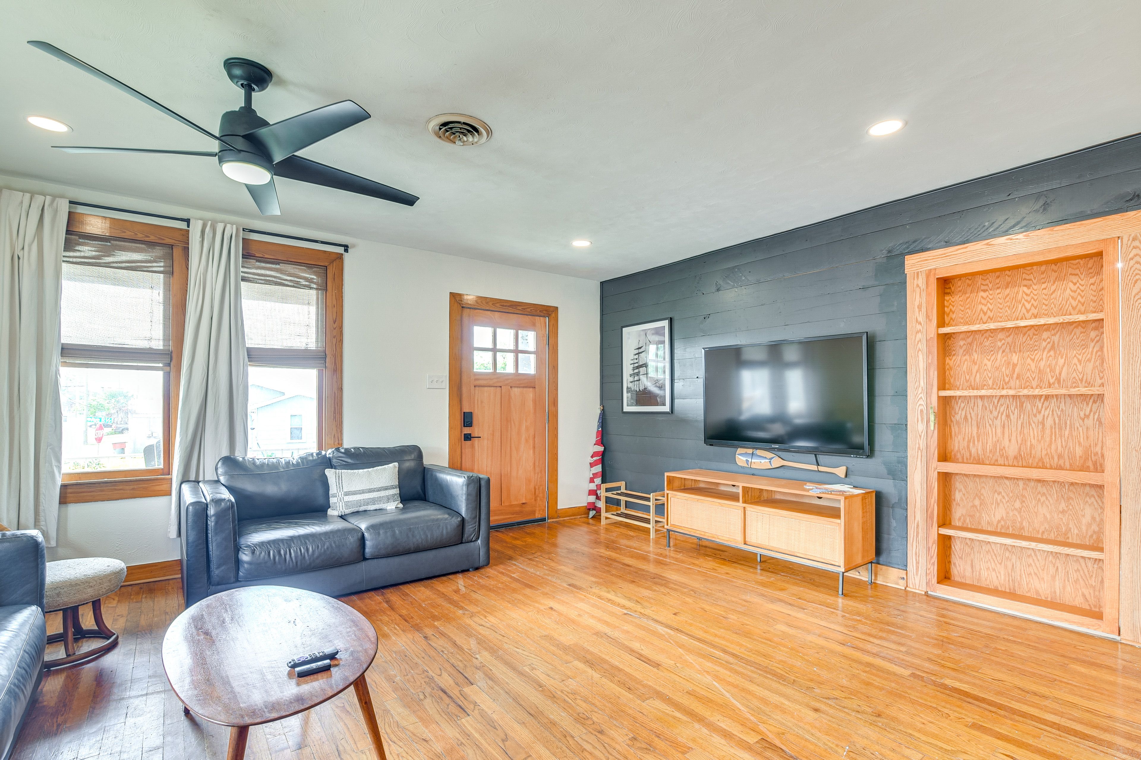 Living Room | Smart TV | Central Heating & A/C | Free WiFi