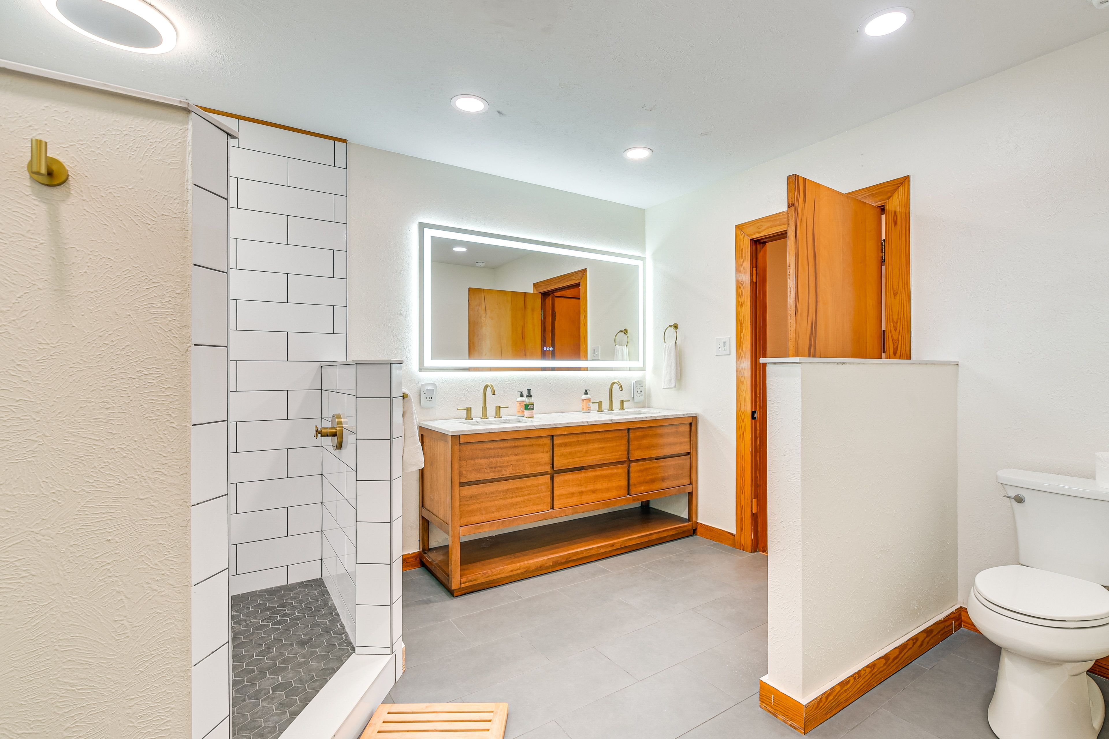 Full Bathroom | Towels Provided