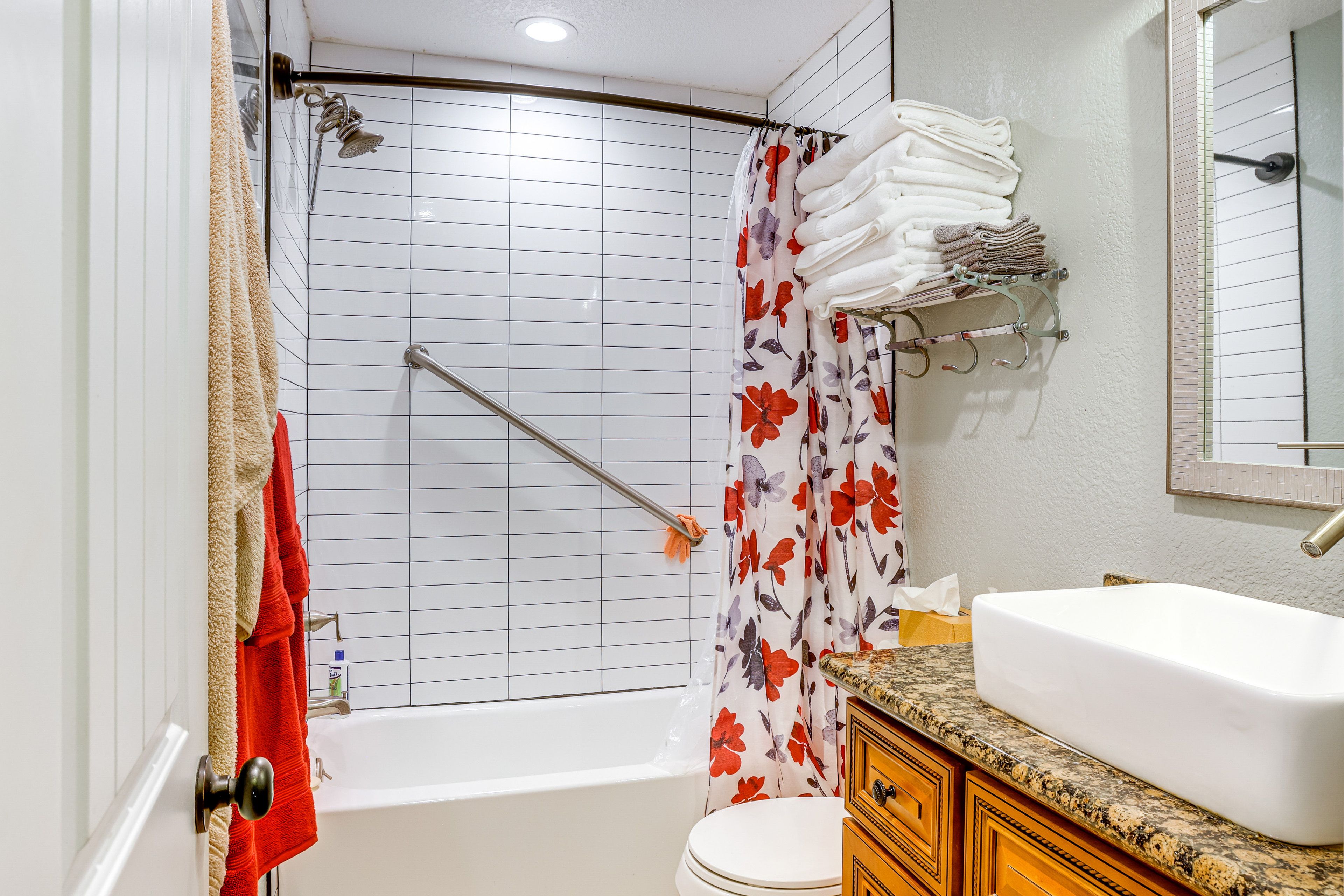 Full Bathroom | Shower/Tub Combo w/ Grab Rail