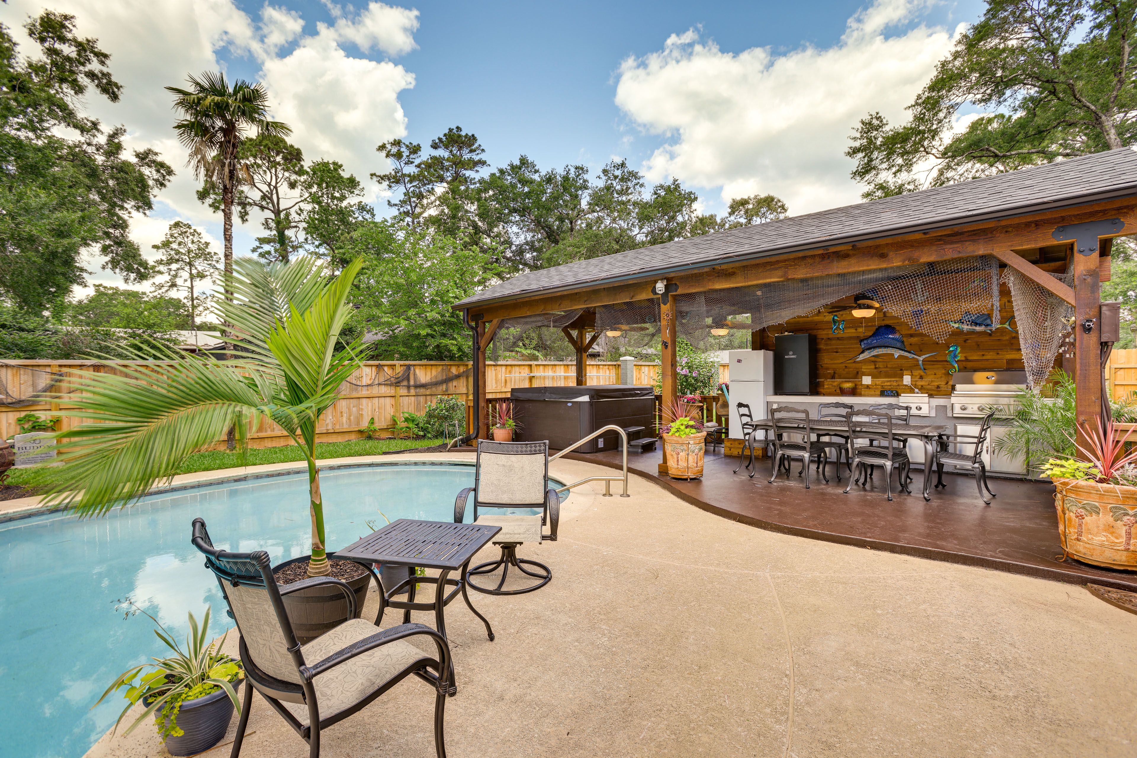 Private Outdoor Pool (Not Heated, Depth 2'-8.5')