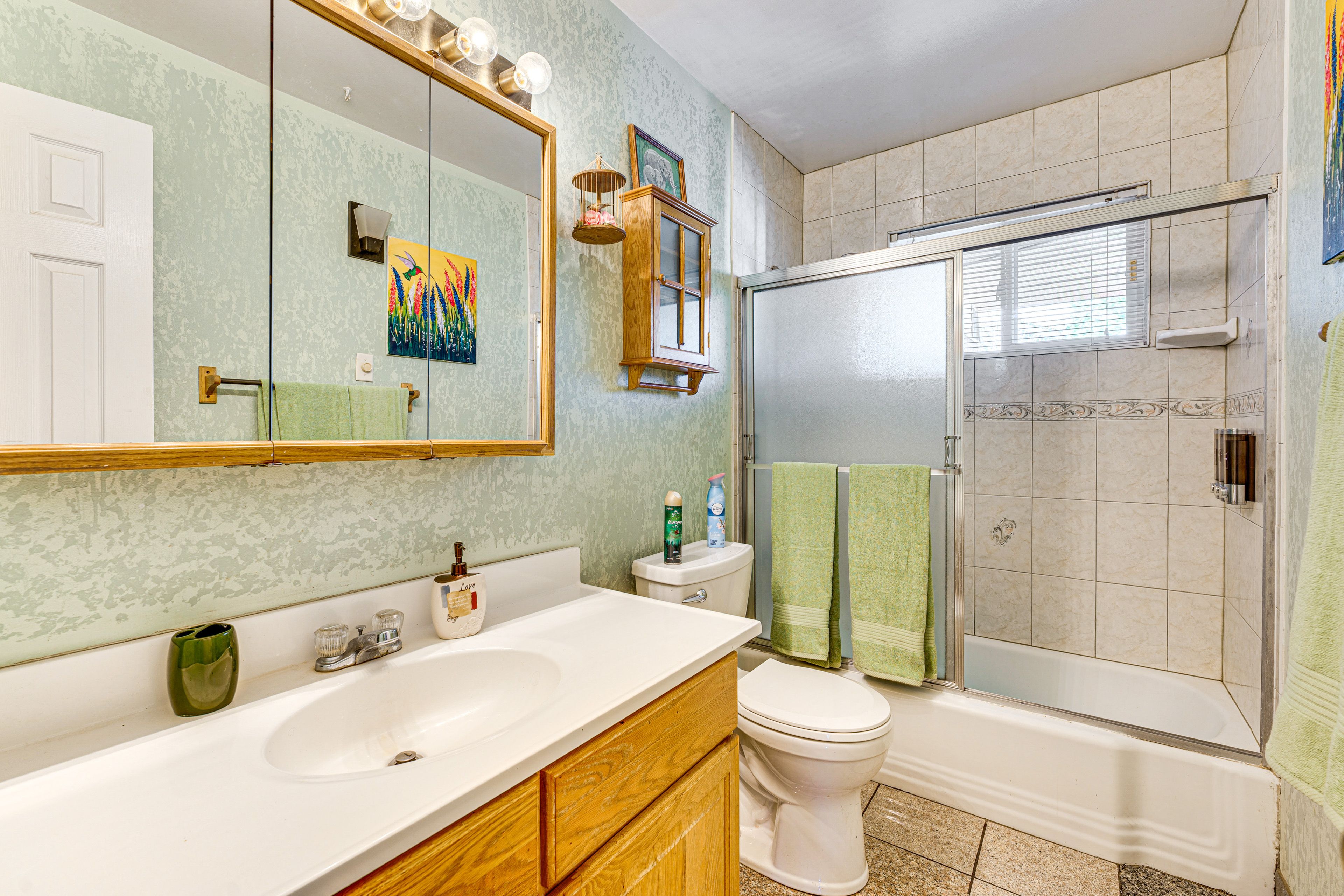 Full Bathroom | Towels Provided