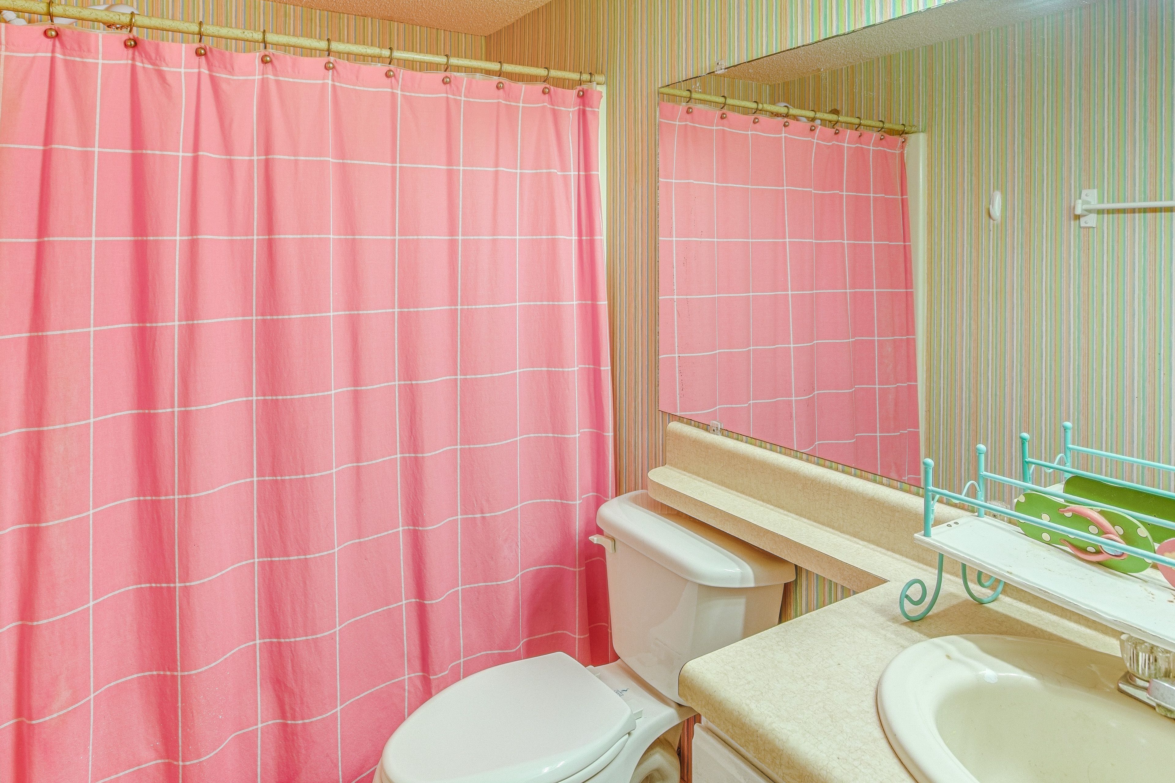 Full Bath | Towels | Hair Dryer | 1st Floor