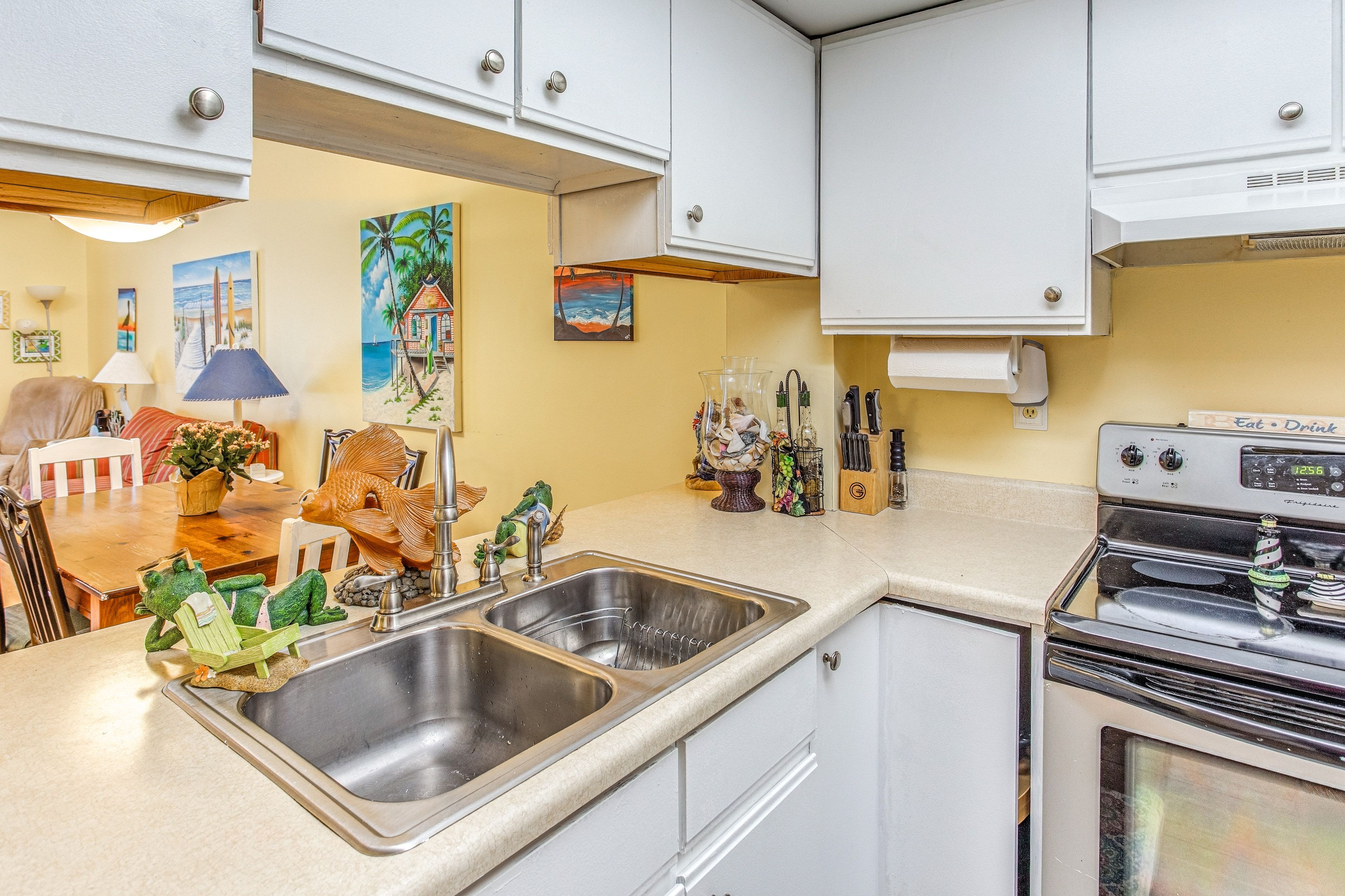 Kitchen | Cooking Basics | Wet Bar | 1st Floor
