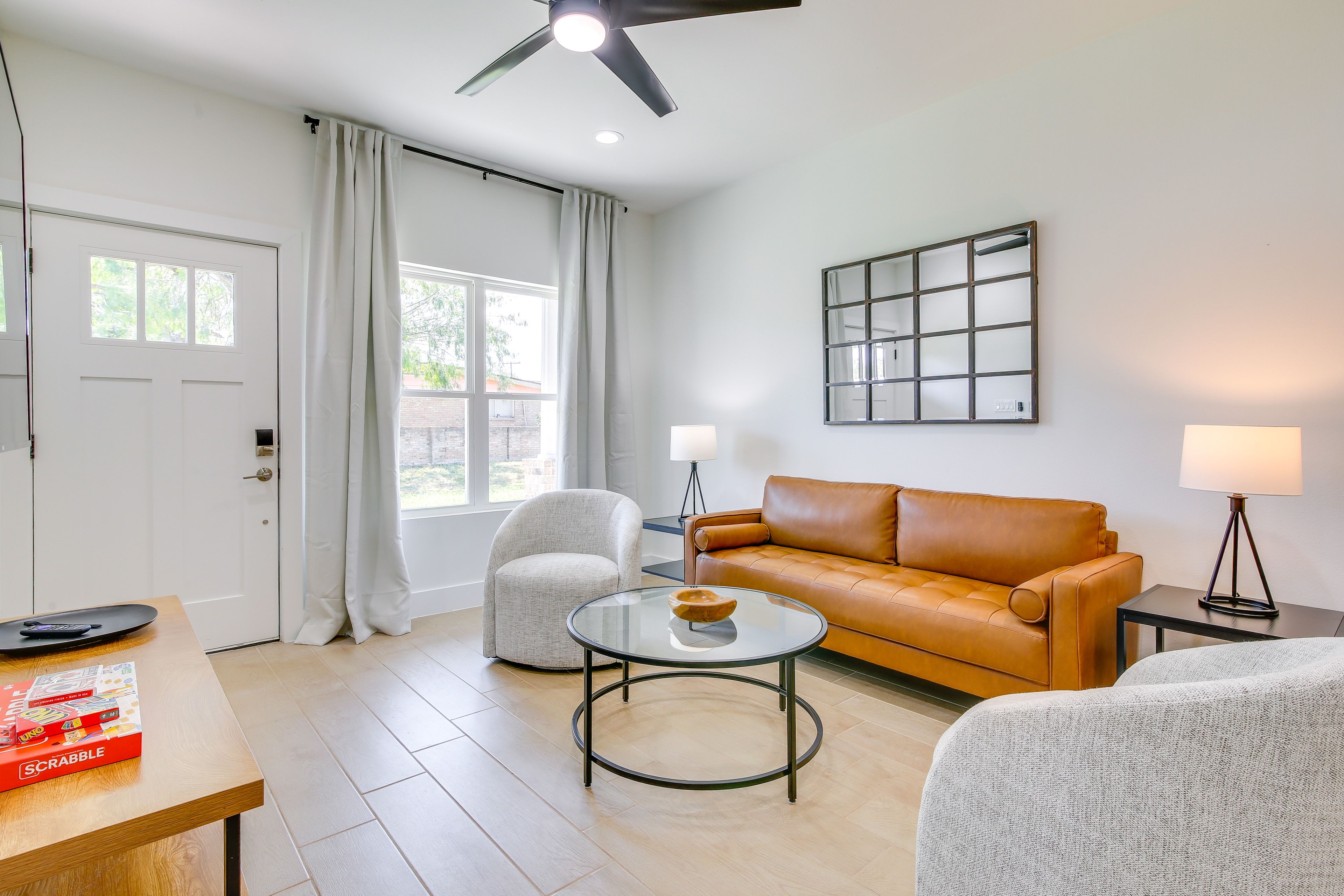 Living Room | Free WiFi | Central Heating & A/C | Smart TV