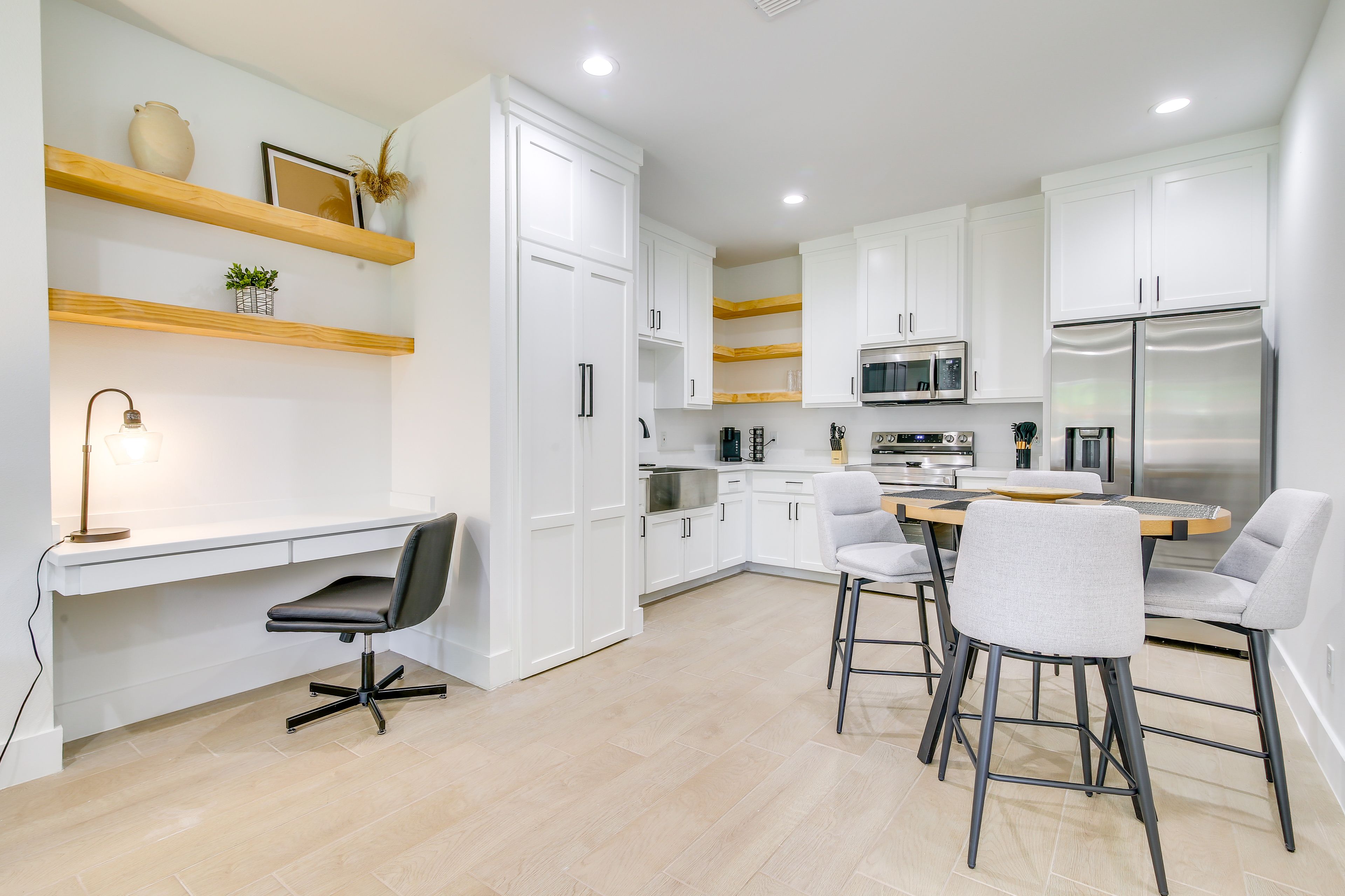 Dining Area | Dishware/Flatware Provided