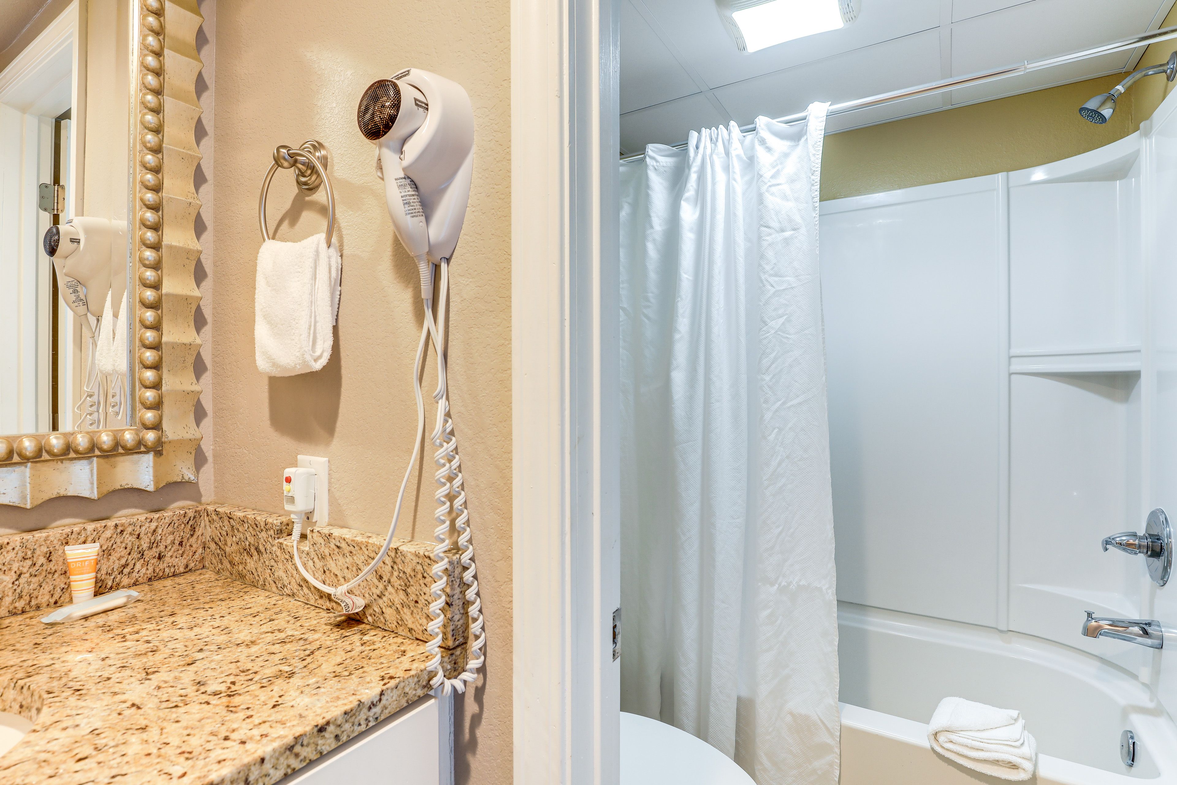 Full Bathroom | Towels Provided | Hair Dryer