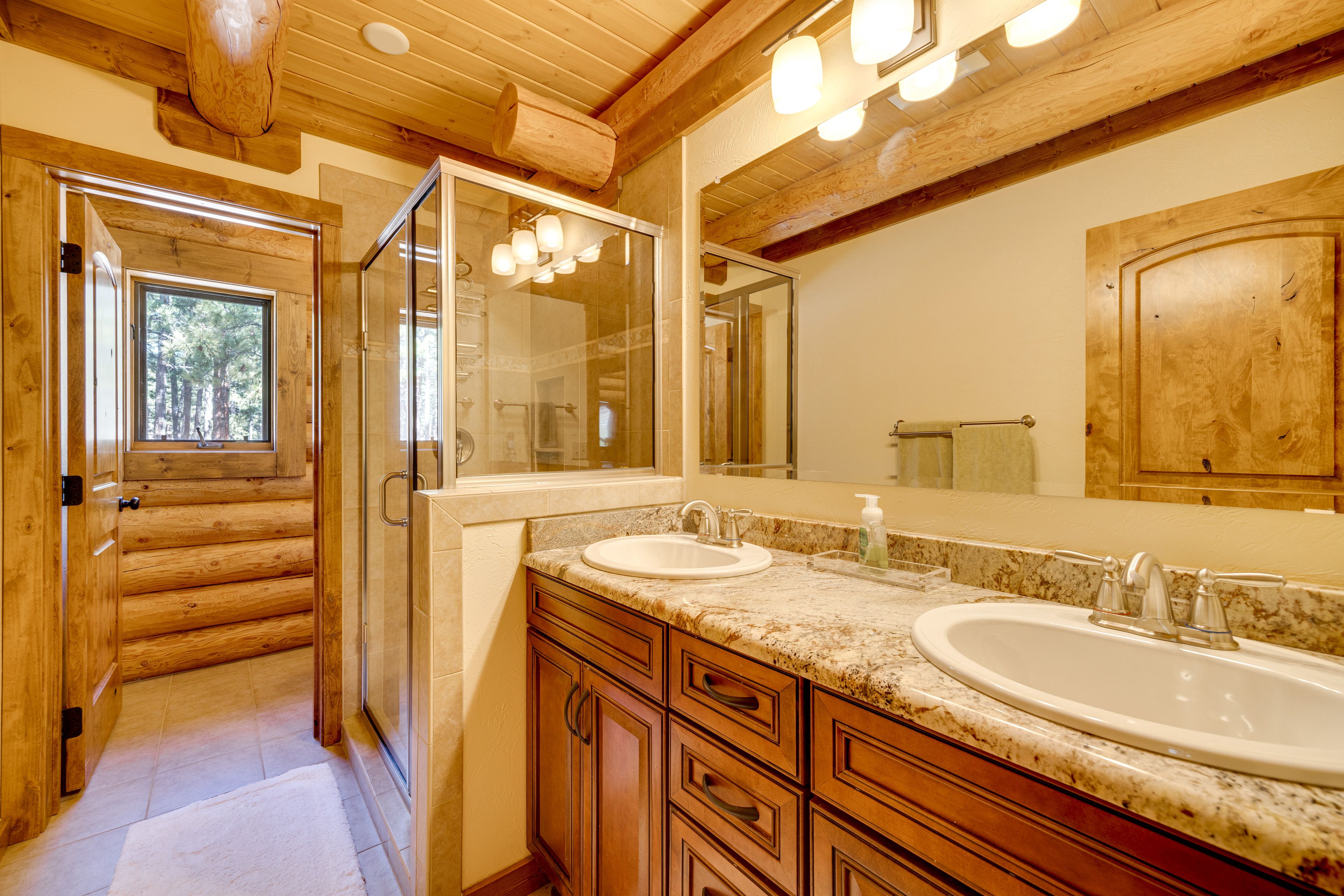 Full Bathroom | Main Level | Towels Provided
