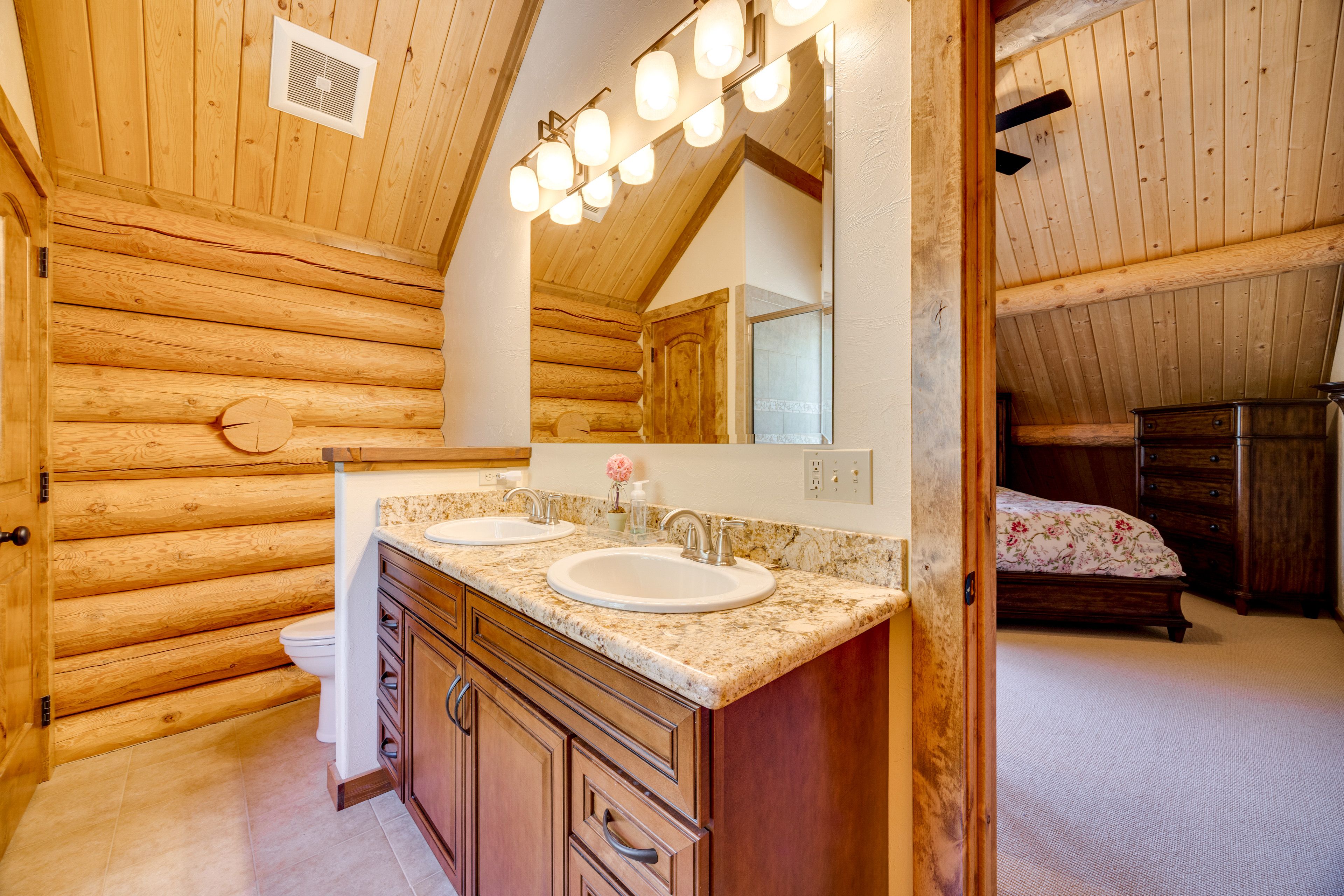 Full Bathroom | Upper Level | Towels Provided