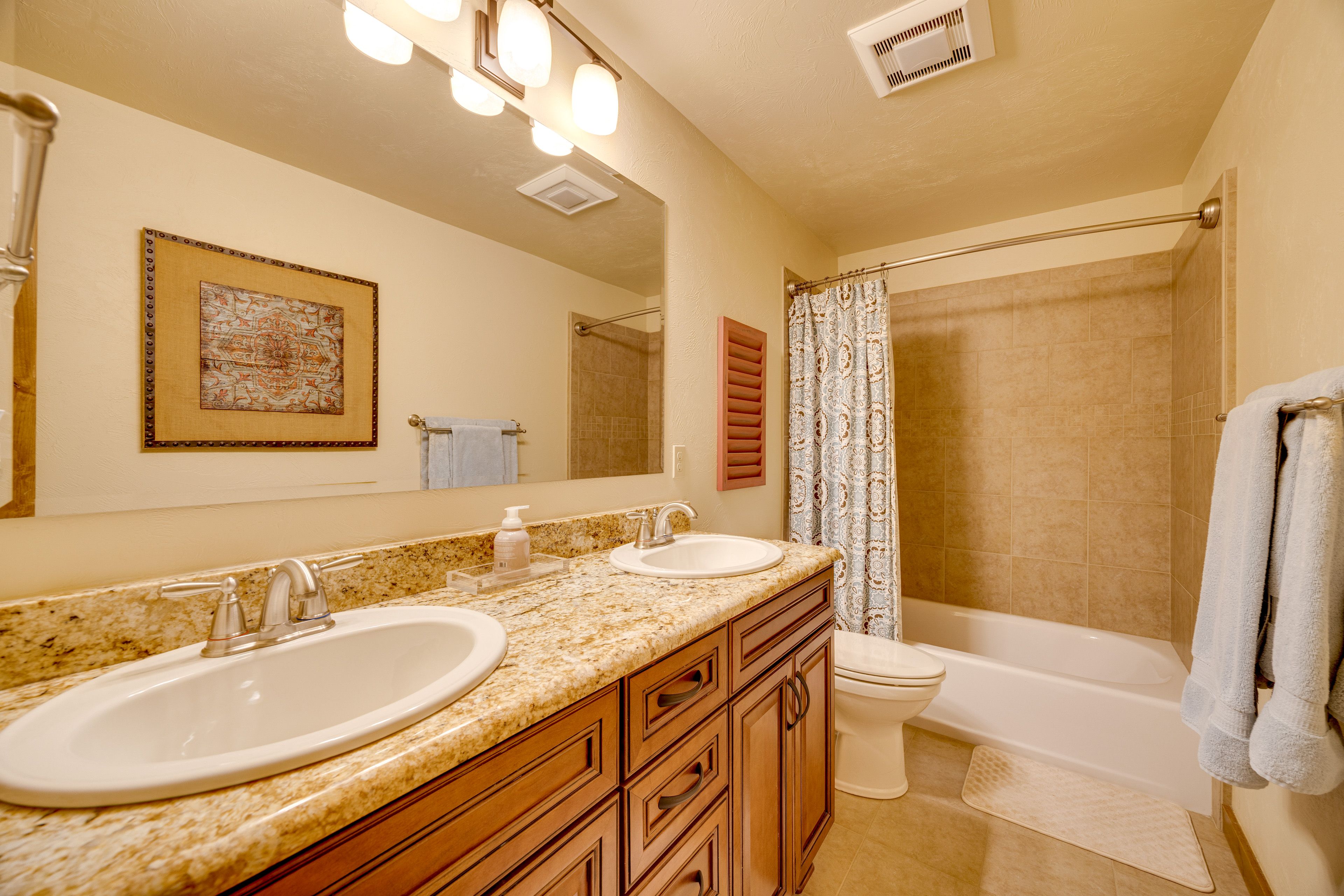 Full Bathroom | Lower Level | Towels Provided