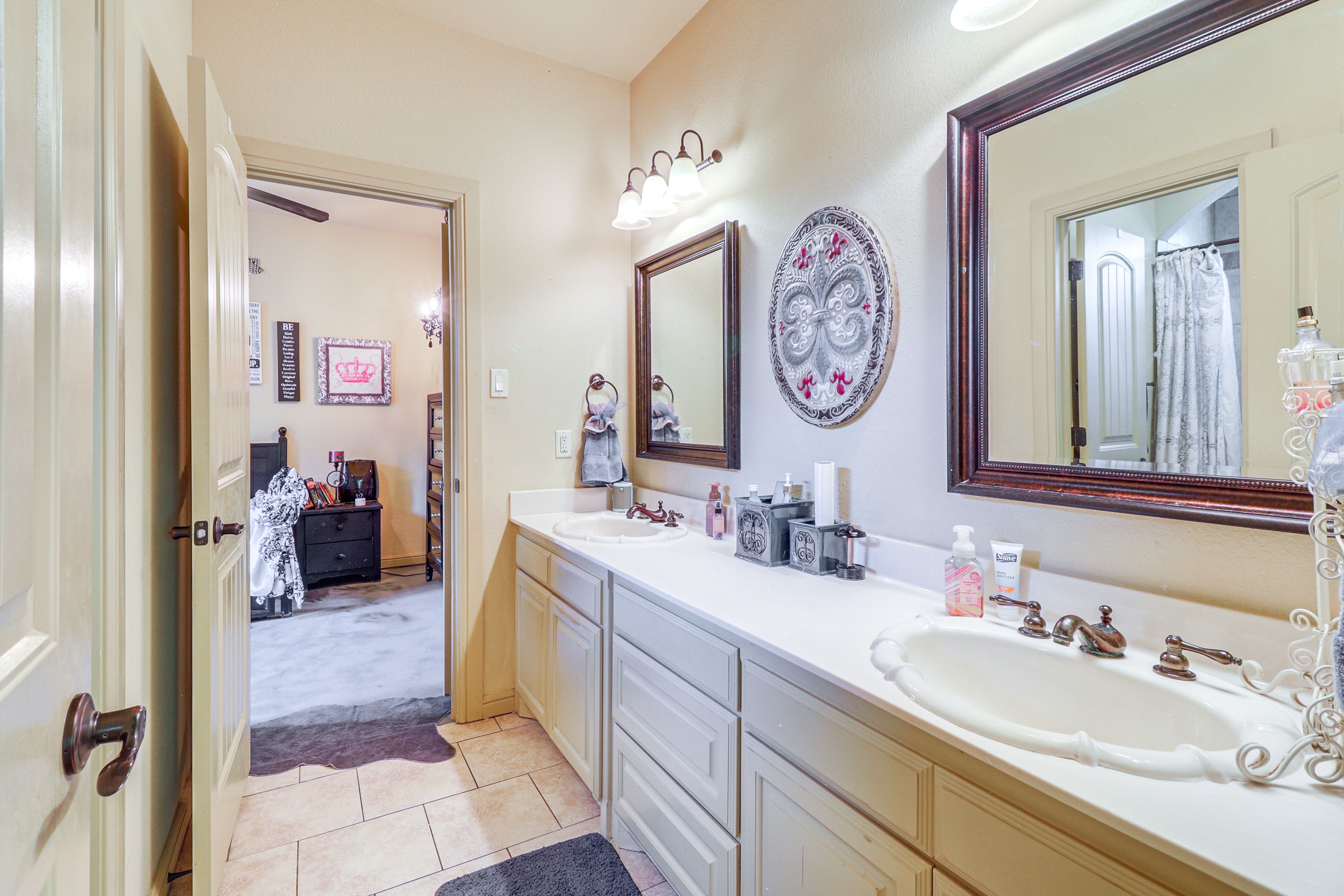 Jack-and-Jill Bathroom | 1st Floor