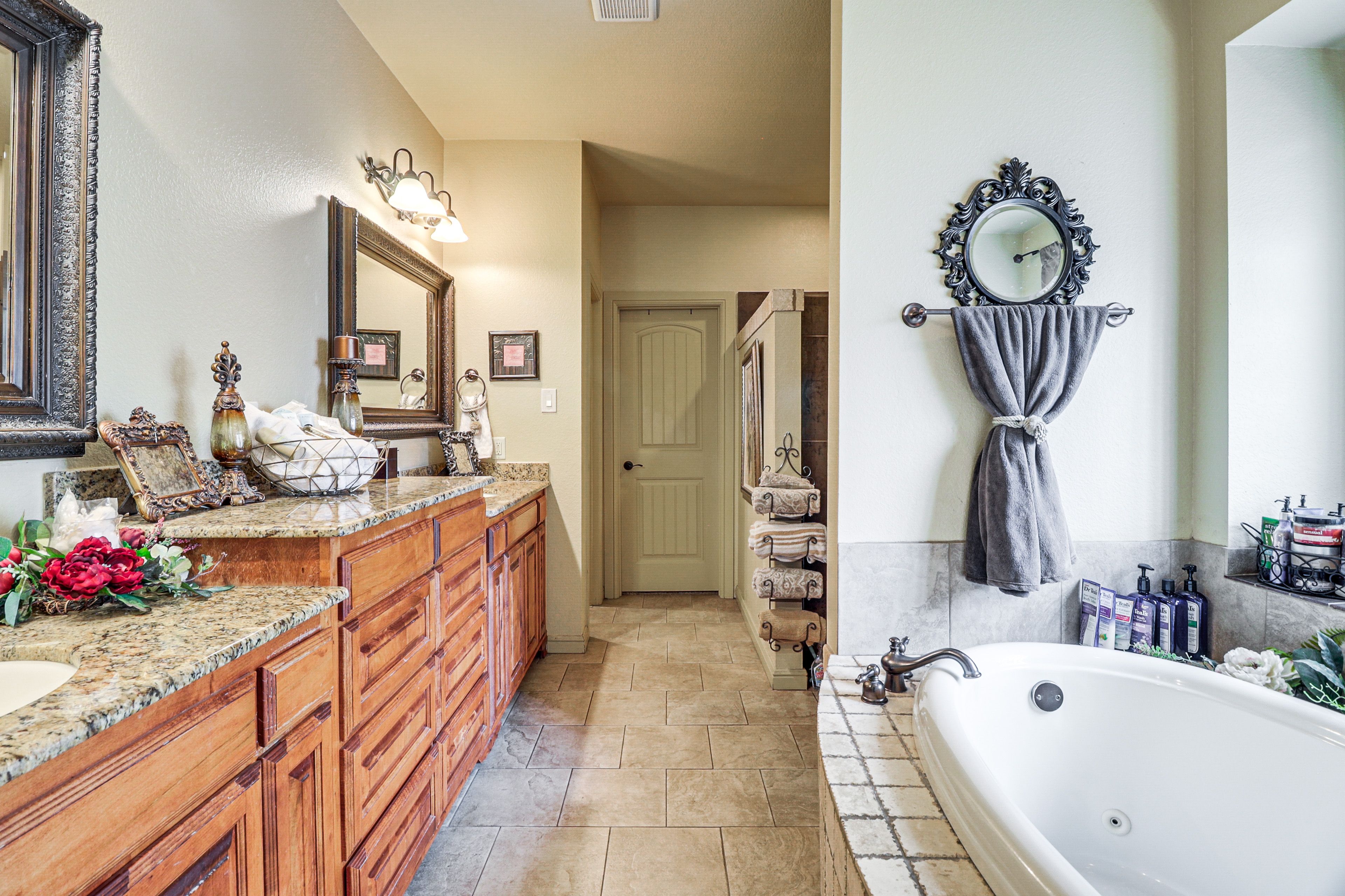 Full Bathroom | 1st Floor | Complimentary Toiletries | Towels Provided