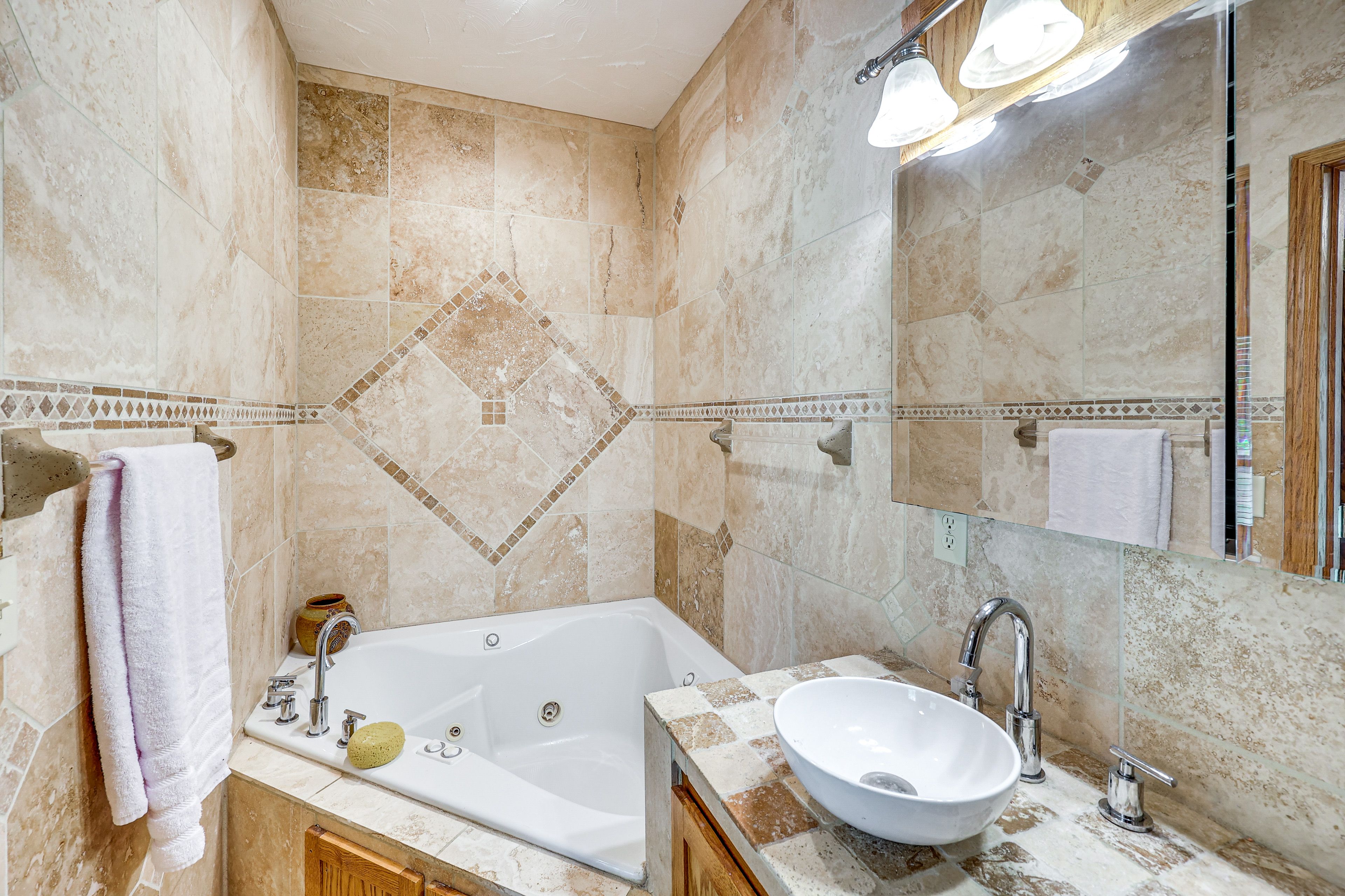 En-Suite Bathroom | 1st Floor | Jetted Tub | Towels Provided