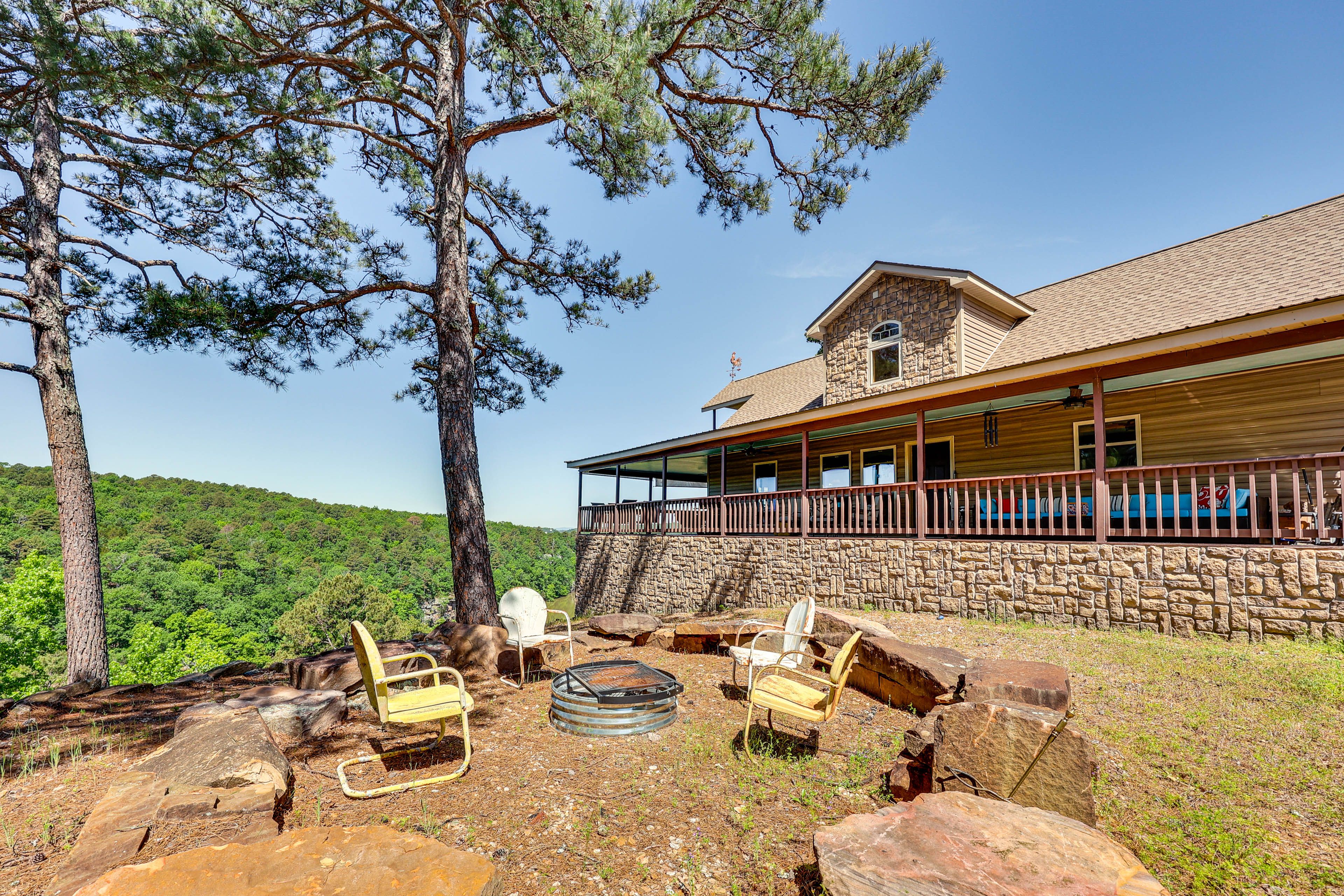 London Vacation Rental | 3BR | 2.5BA | Half Step Required | 1,840 Sq Ft