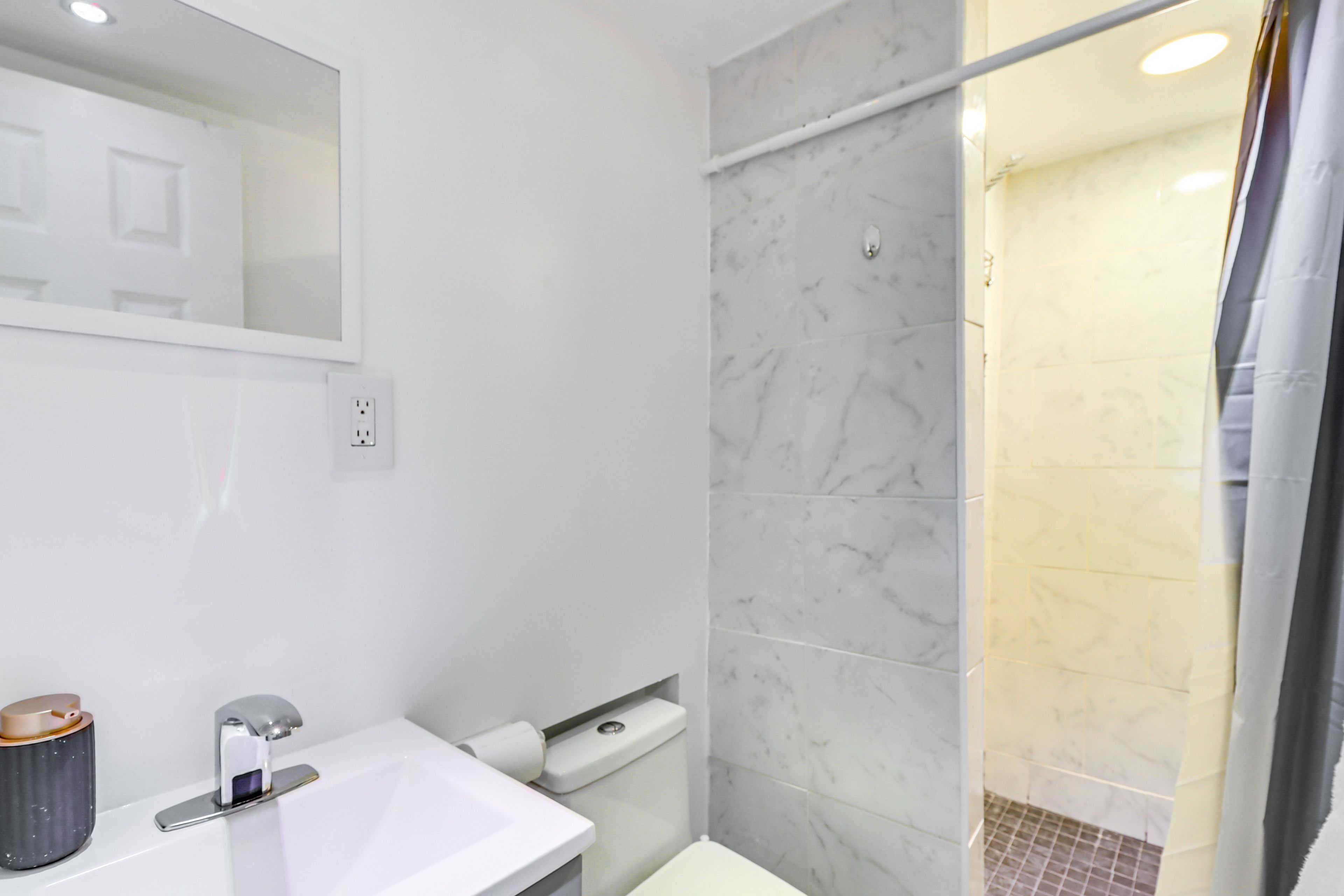 Full Bathroom | Complimentary Toiletries