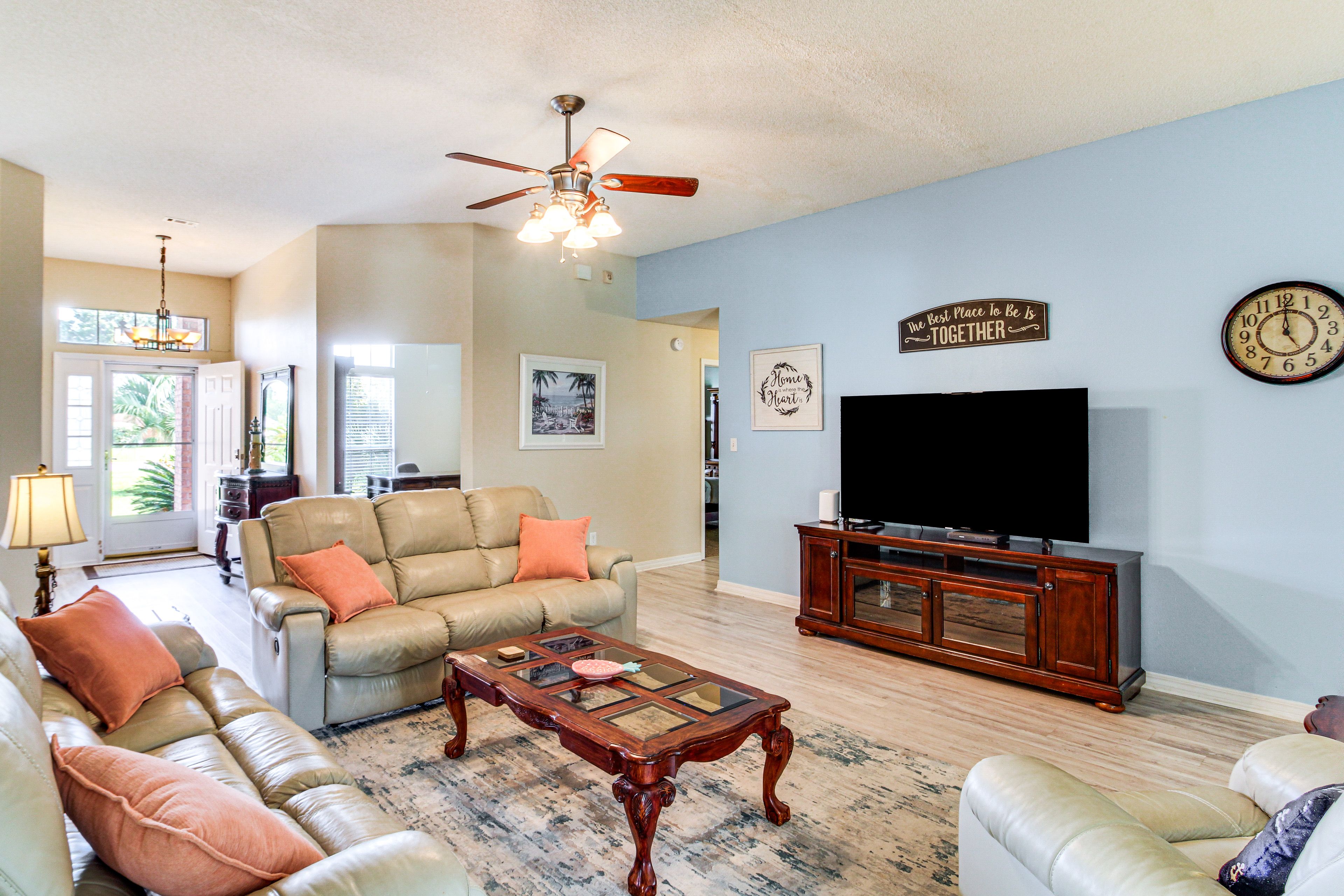 Living Room | Free WiFi | Smart TV