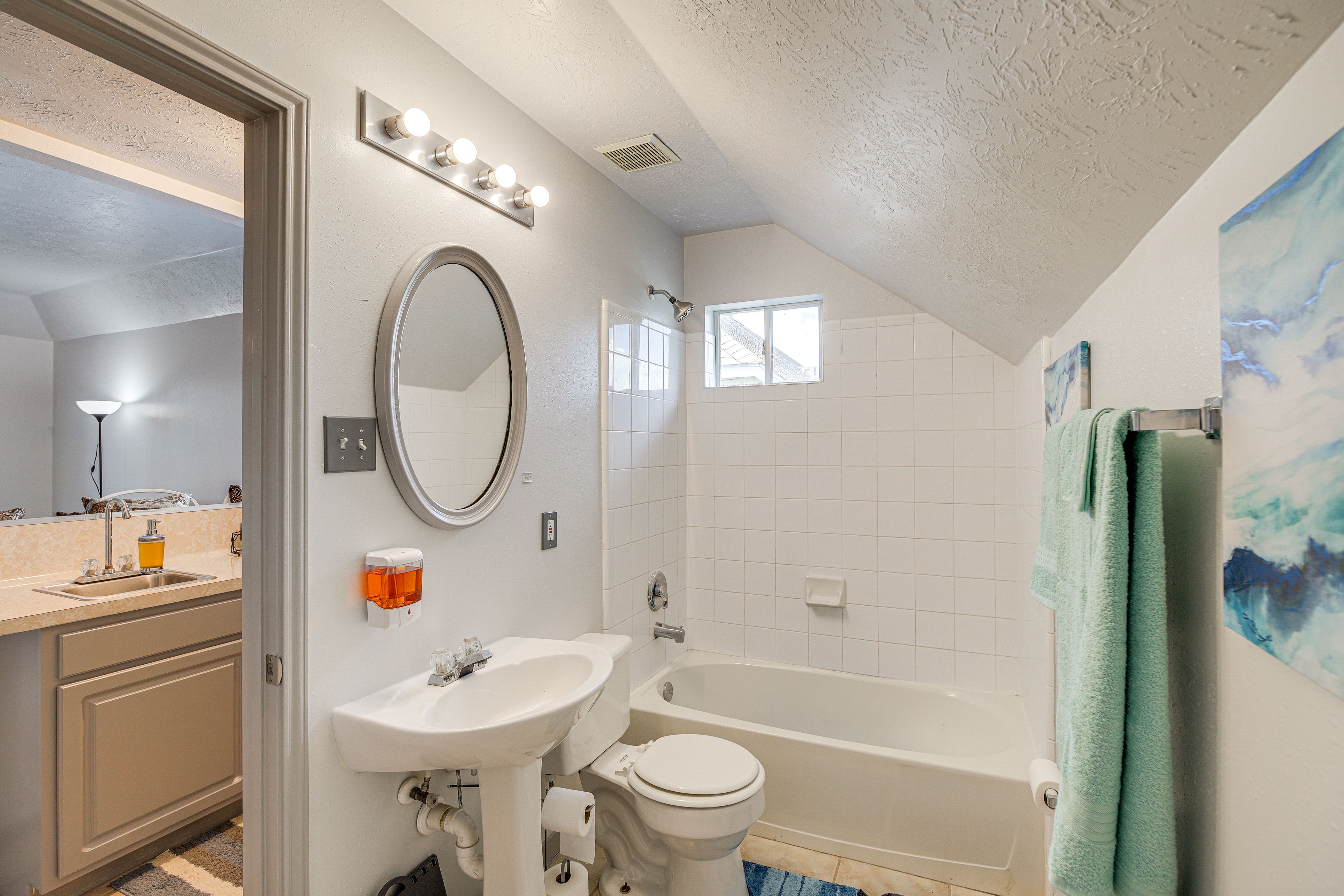 Full Bathroom | 2nd Floor