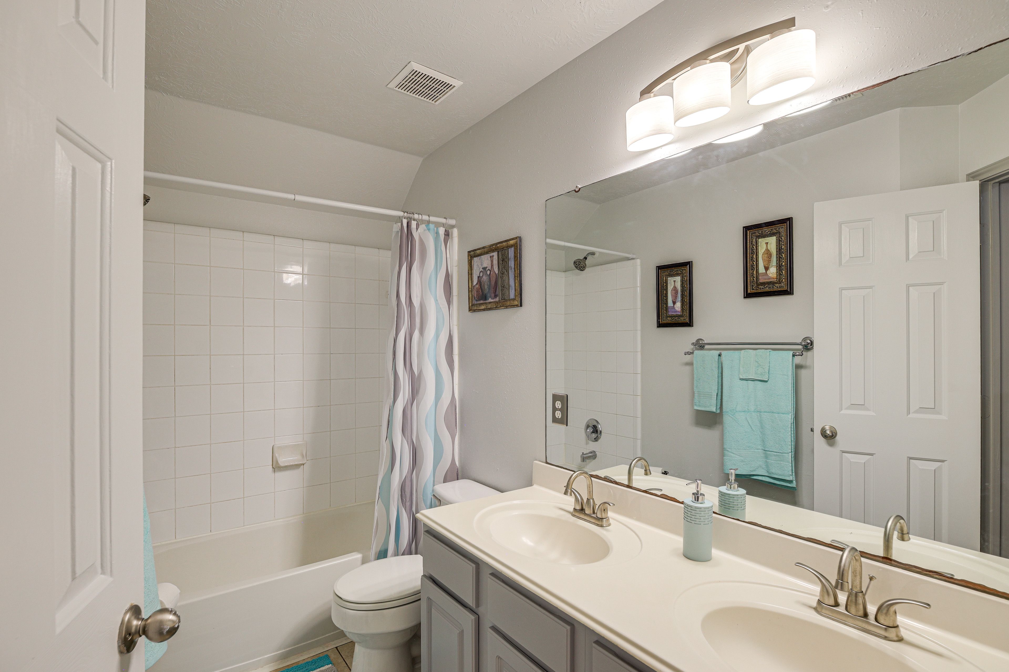 Full Bathroom | 2nd Floor