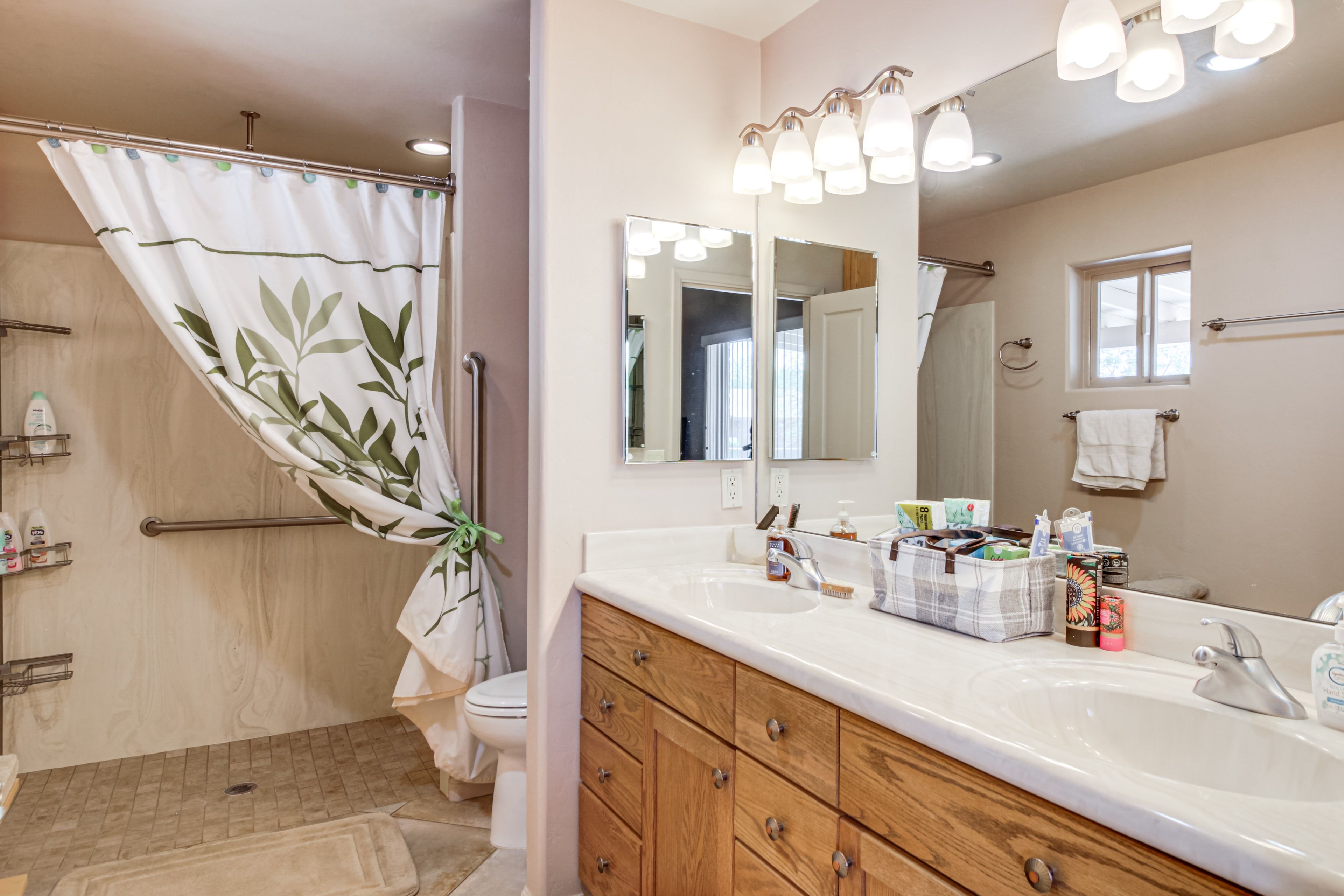 En-Suite Bathroom | Towels & Complimentary Toiletries Provided